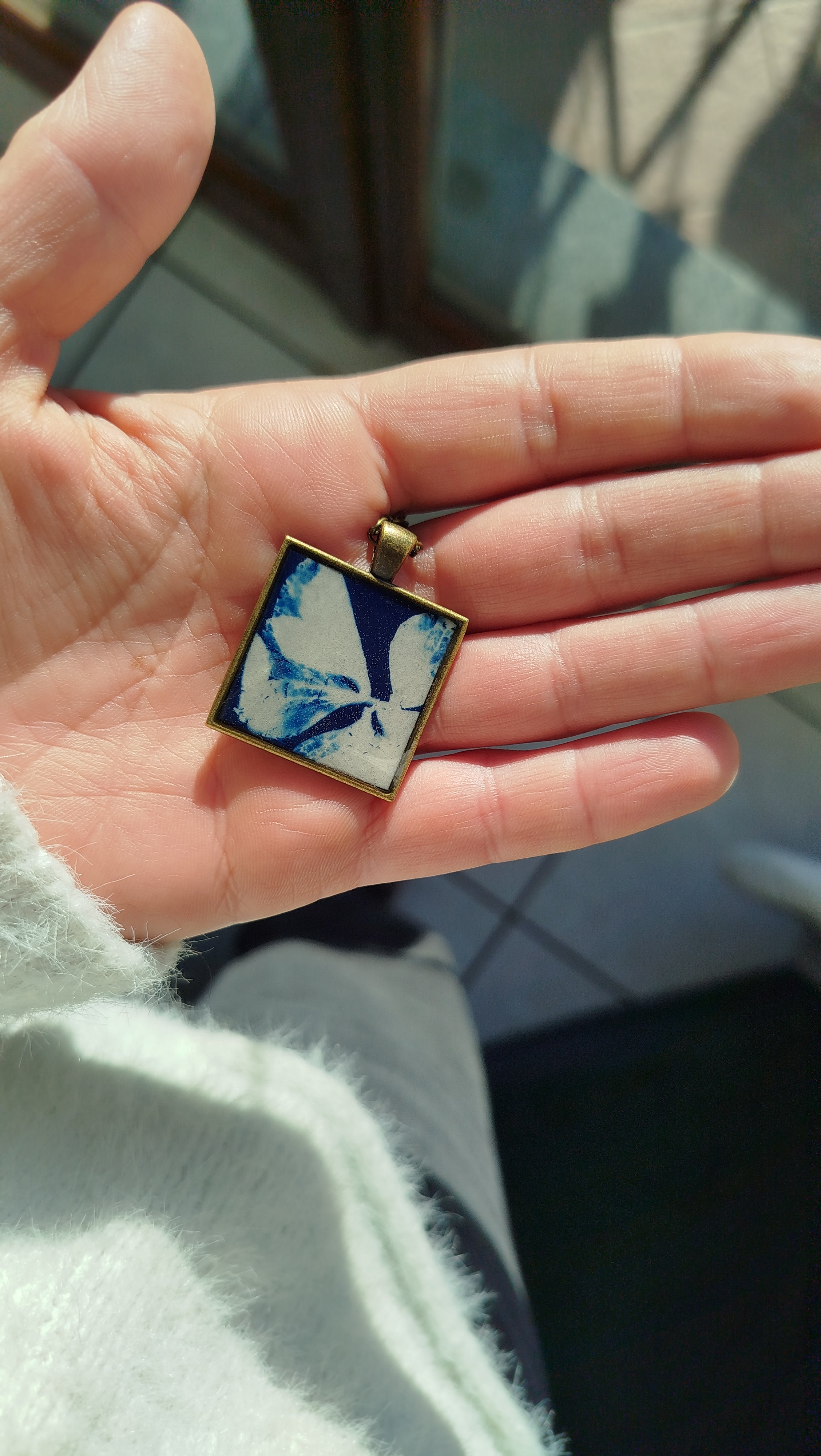 Ciondolo con cianotipia di ortensia