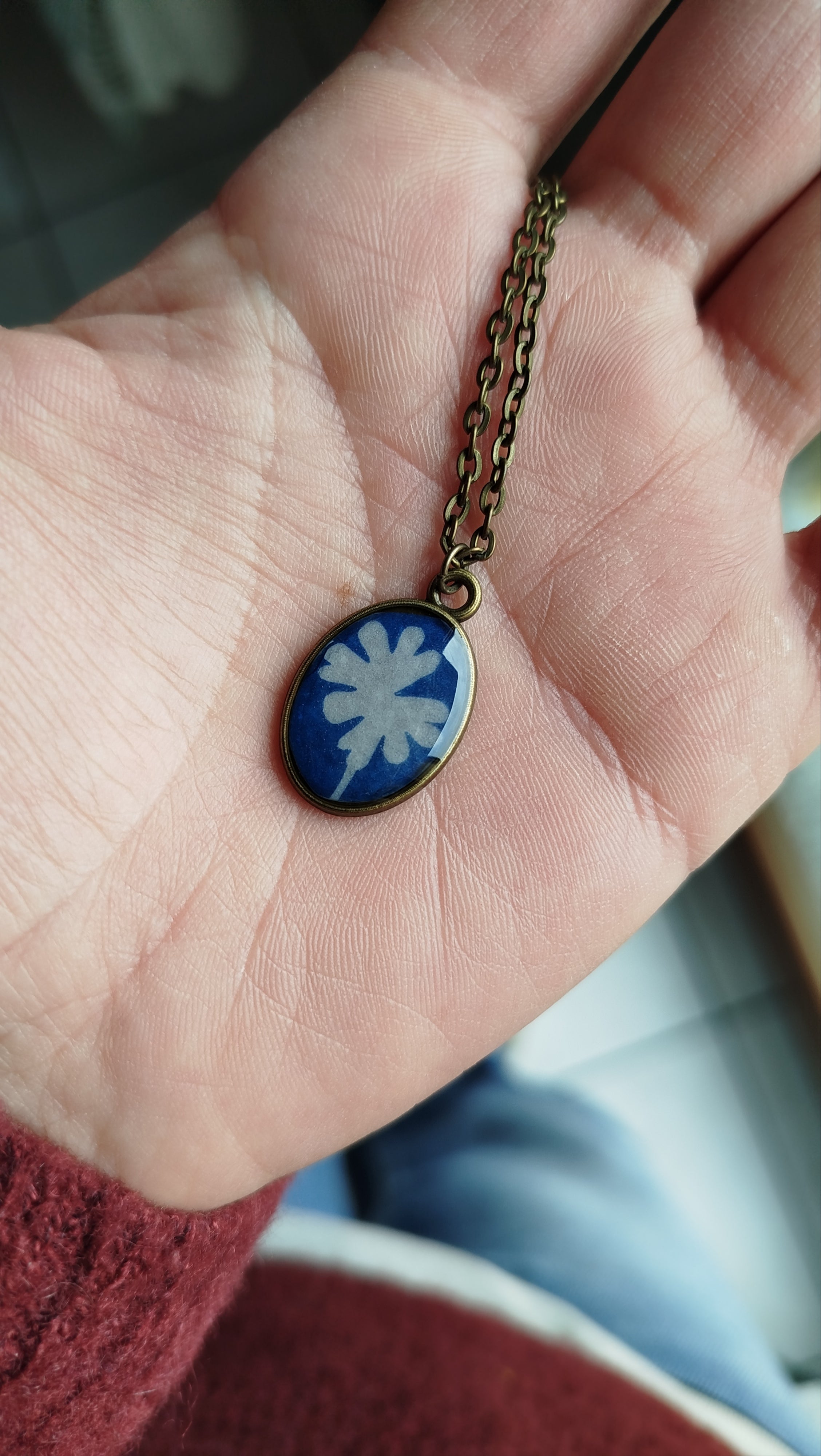 Ciondolo con cianotipia di geranio
