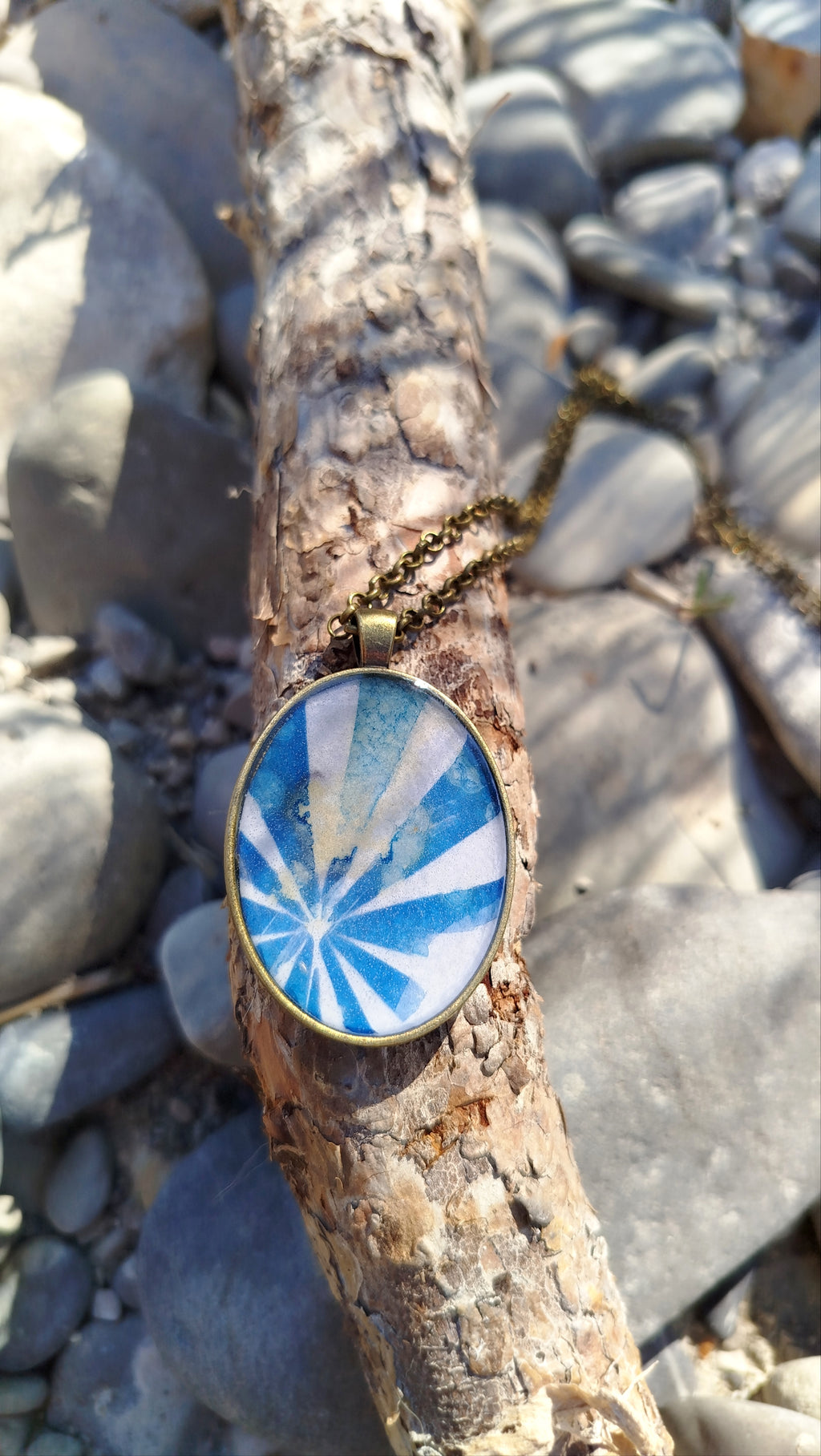 Ciondolo con cianotipia di lupino