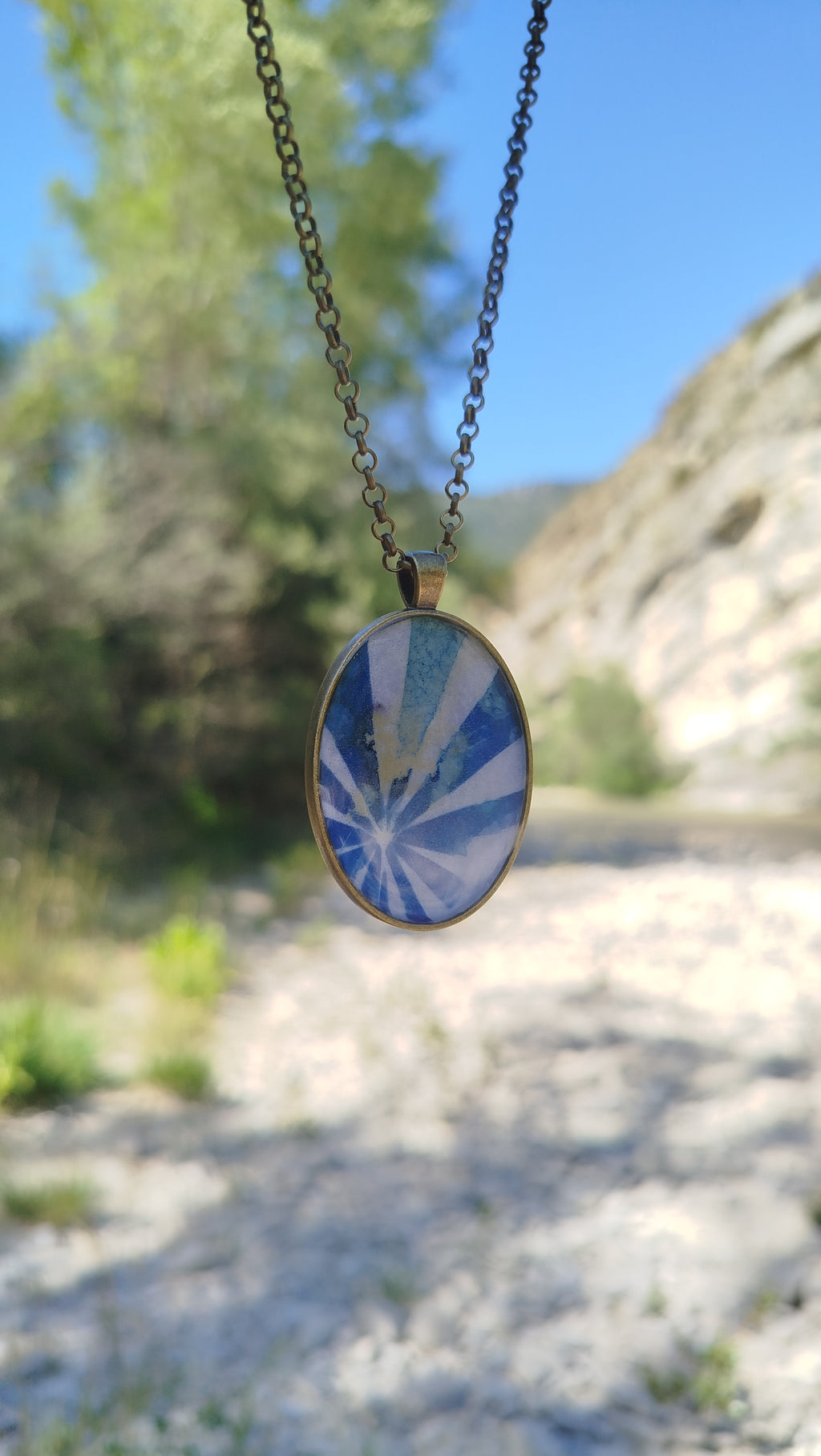 Ciondolo con cianotipia di lupino