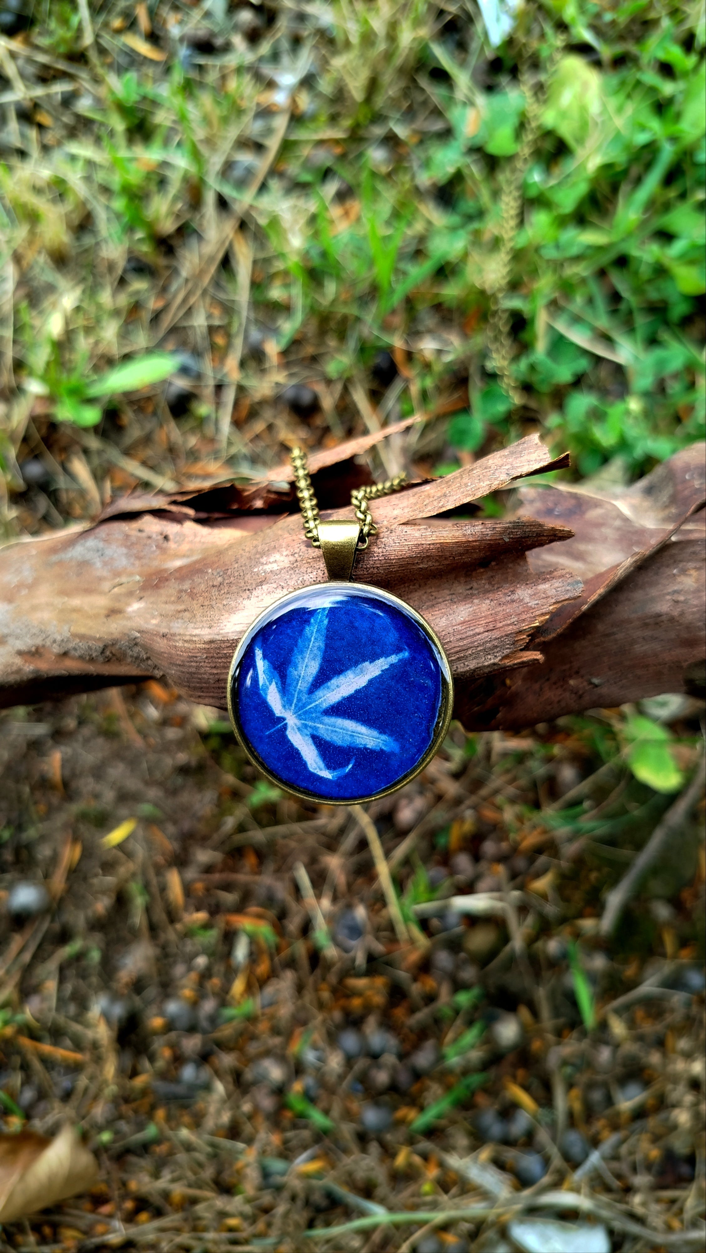 Ciondolo con cianotipia di acero giapponese