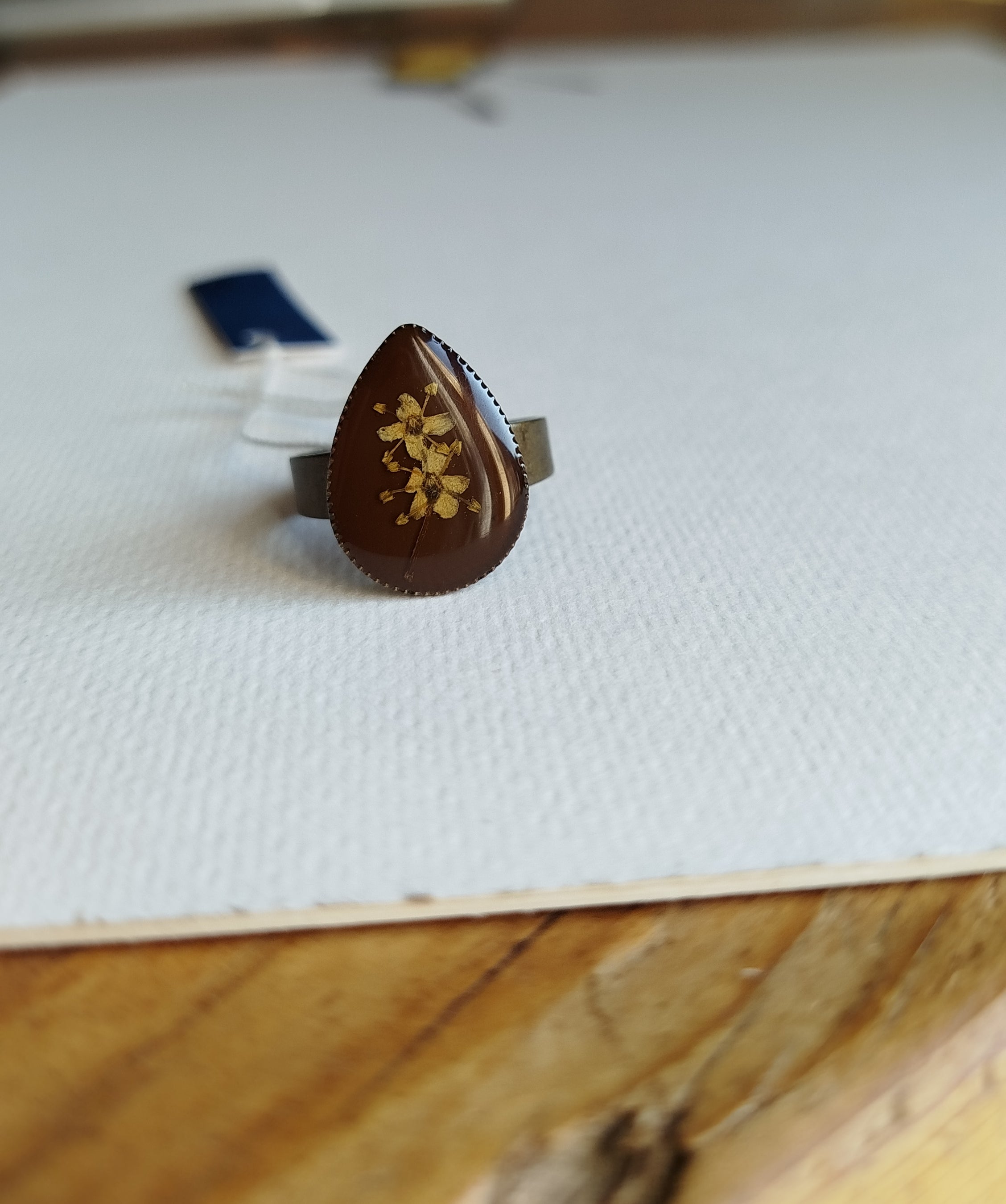 Anello regolabile a goccia con sambuco