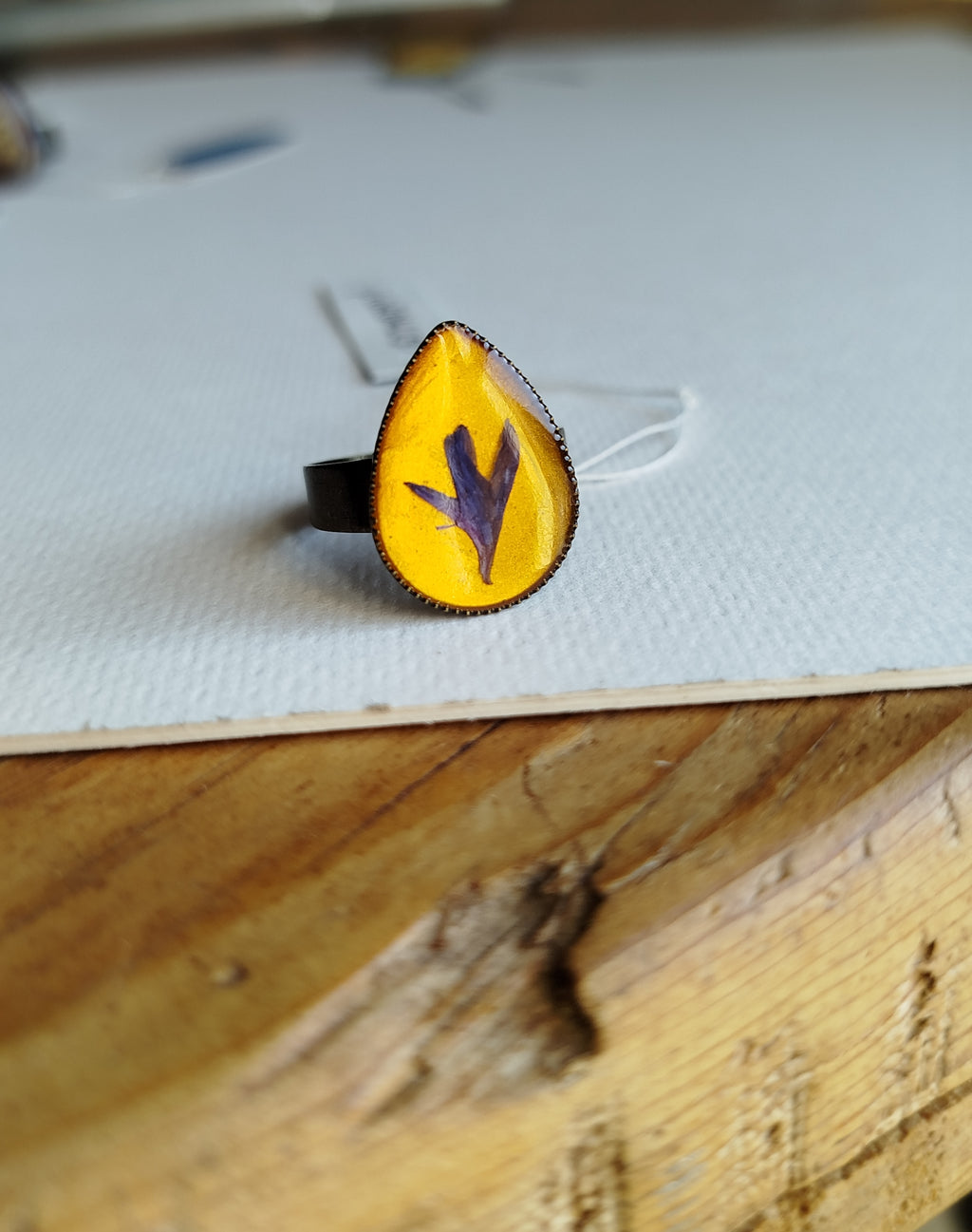 Anello regolabile a goccia con fiordaliso