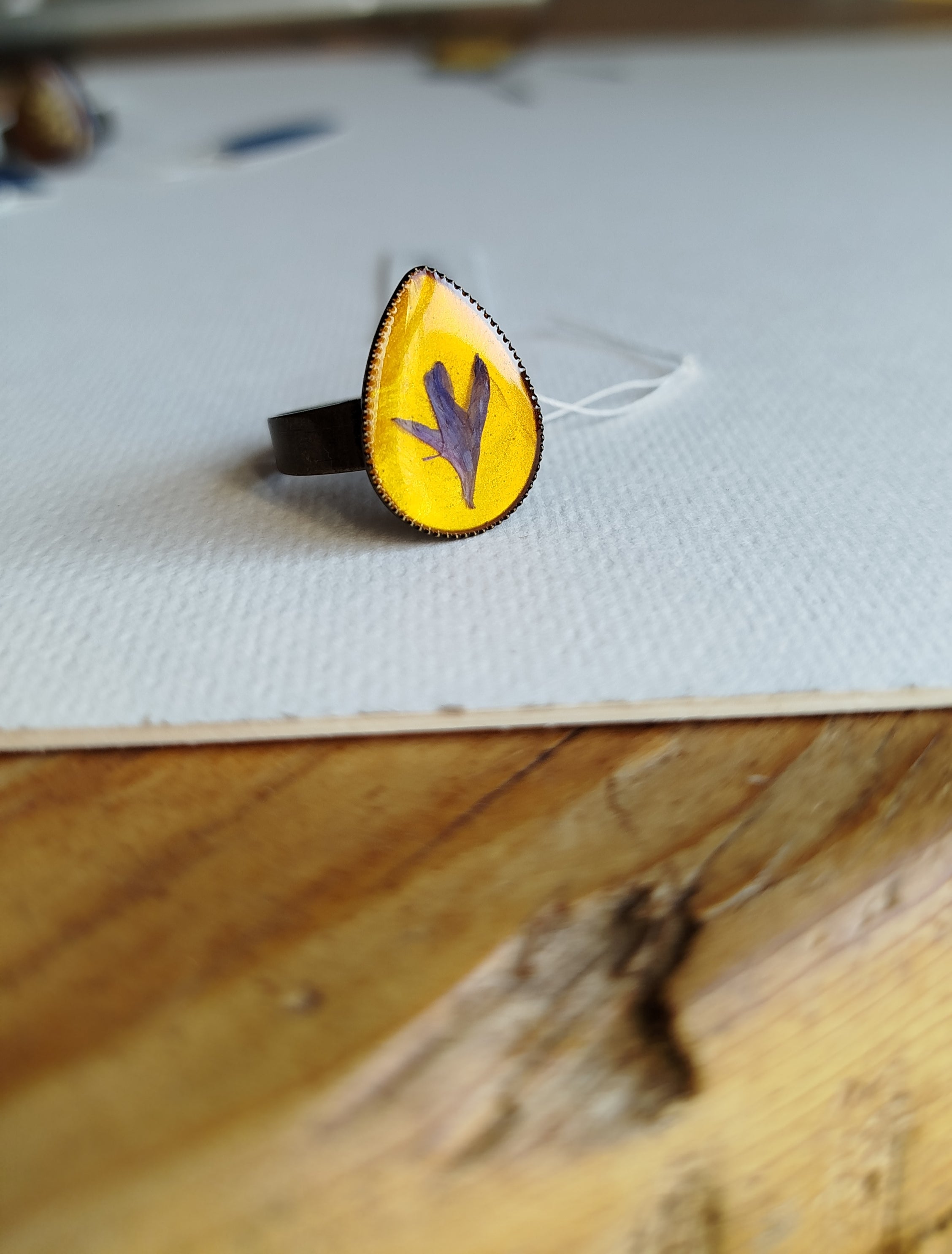 Anello regolabile a goccia con fiordaliso