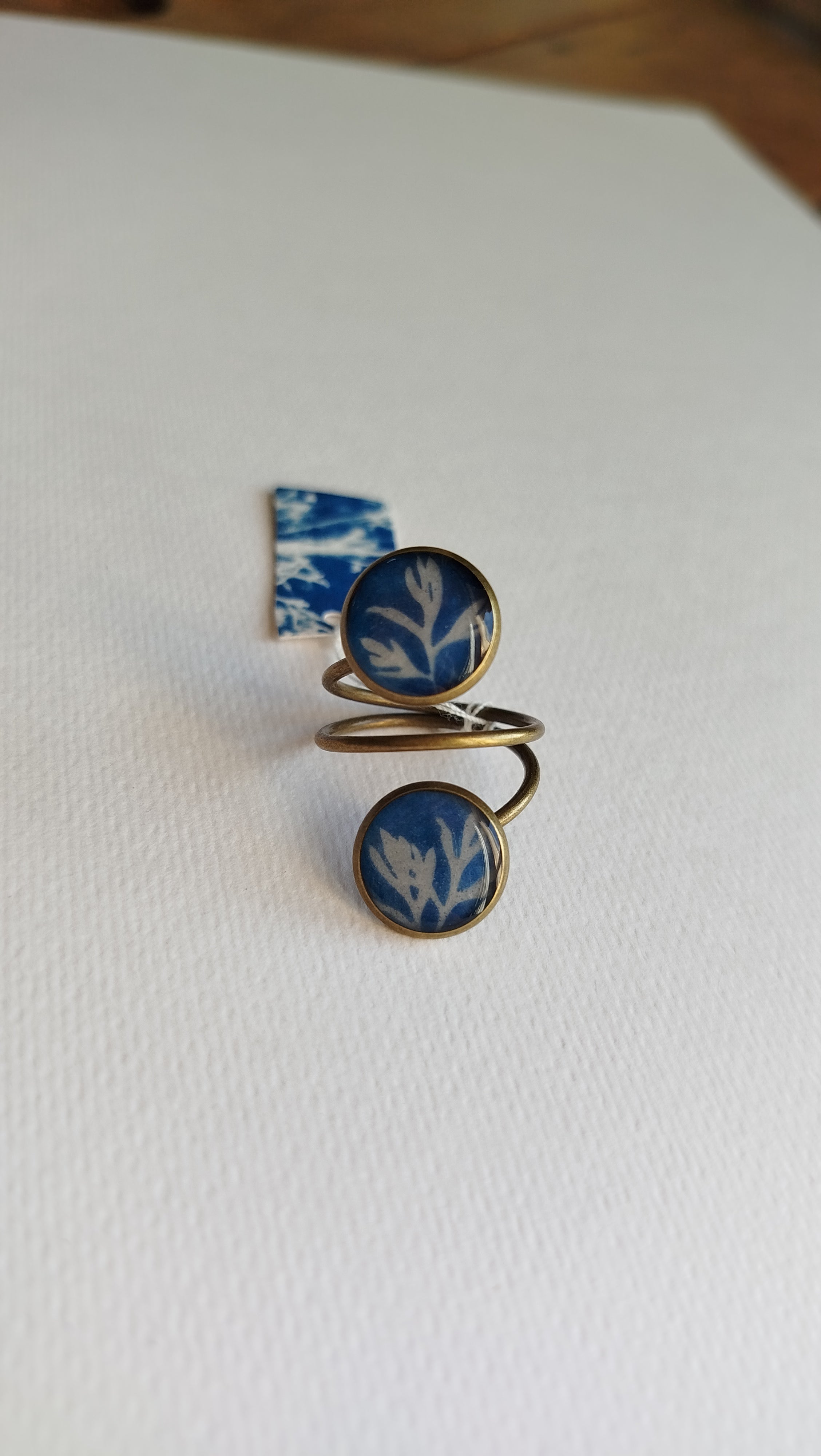 Anello twist con cianotipia di foglie di carota selvatica