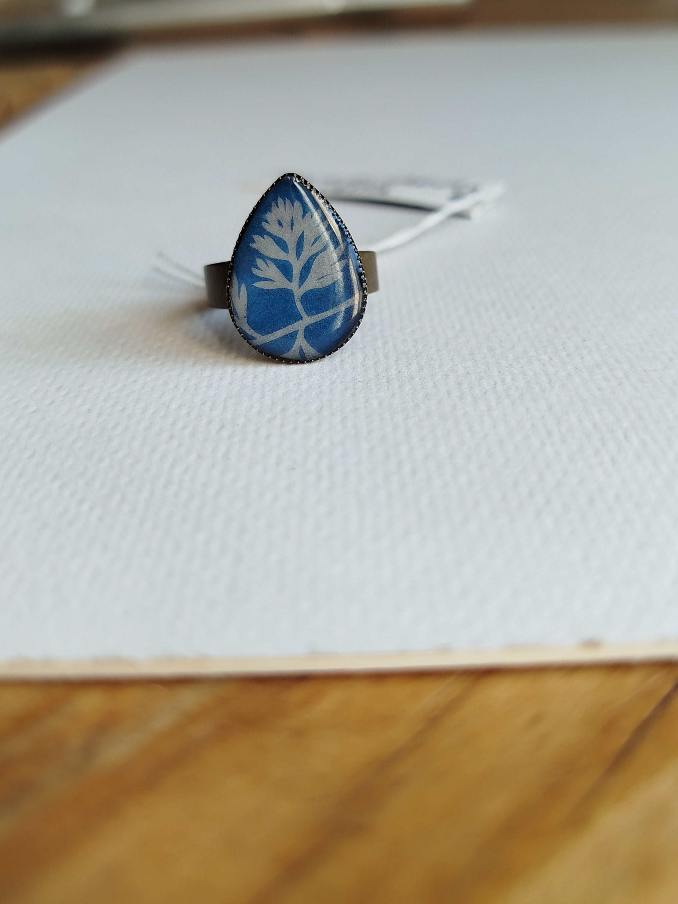 Anello regolabile a goccia con cianotipia di foglia di carota selvatica