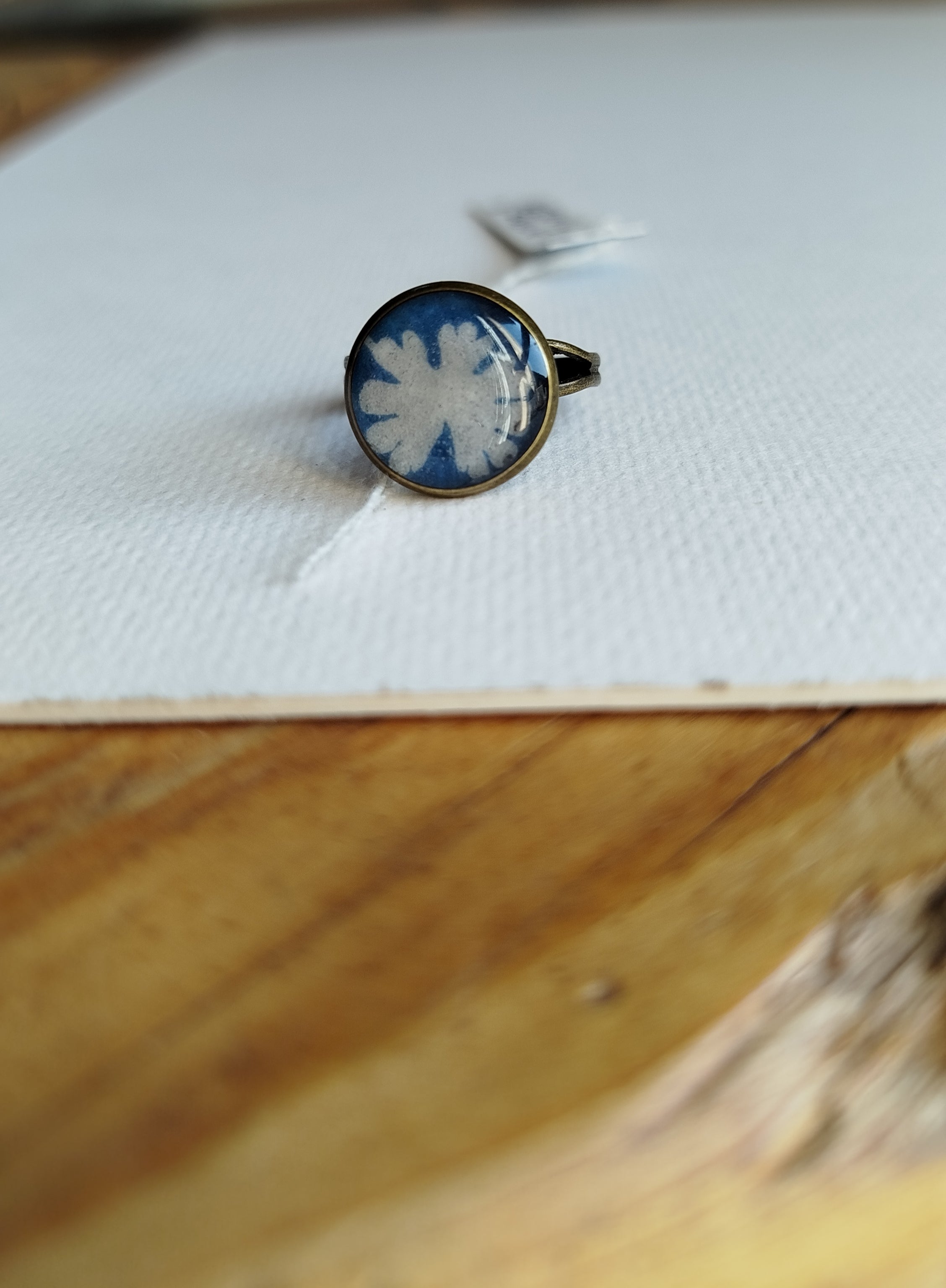 Anello regolabile con cianotipia di foglia di geranio