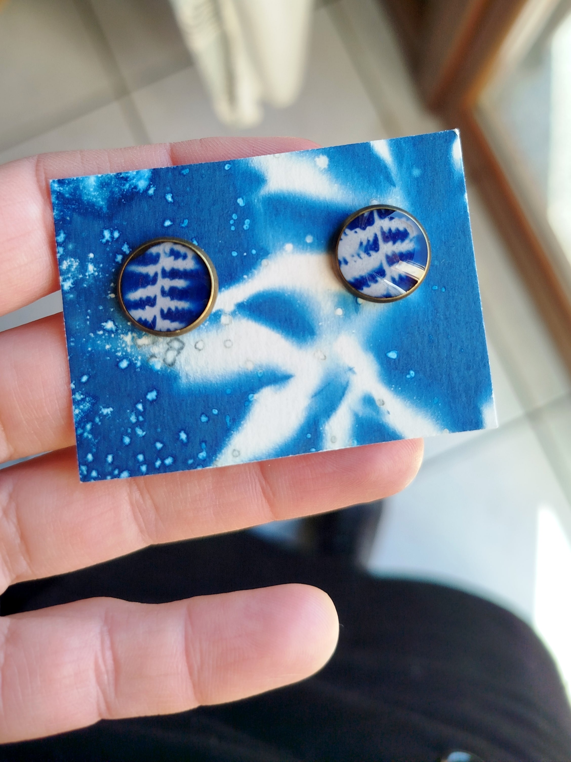 Orecchini a lobo con cianotipia di felce