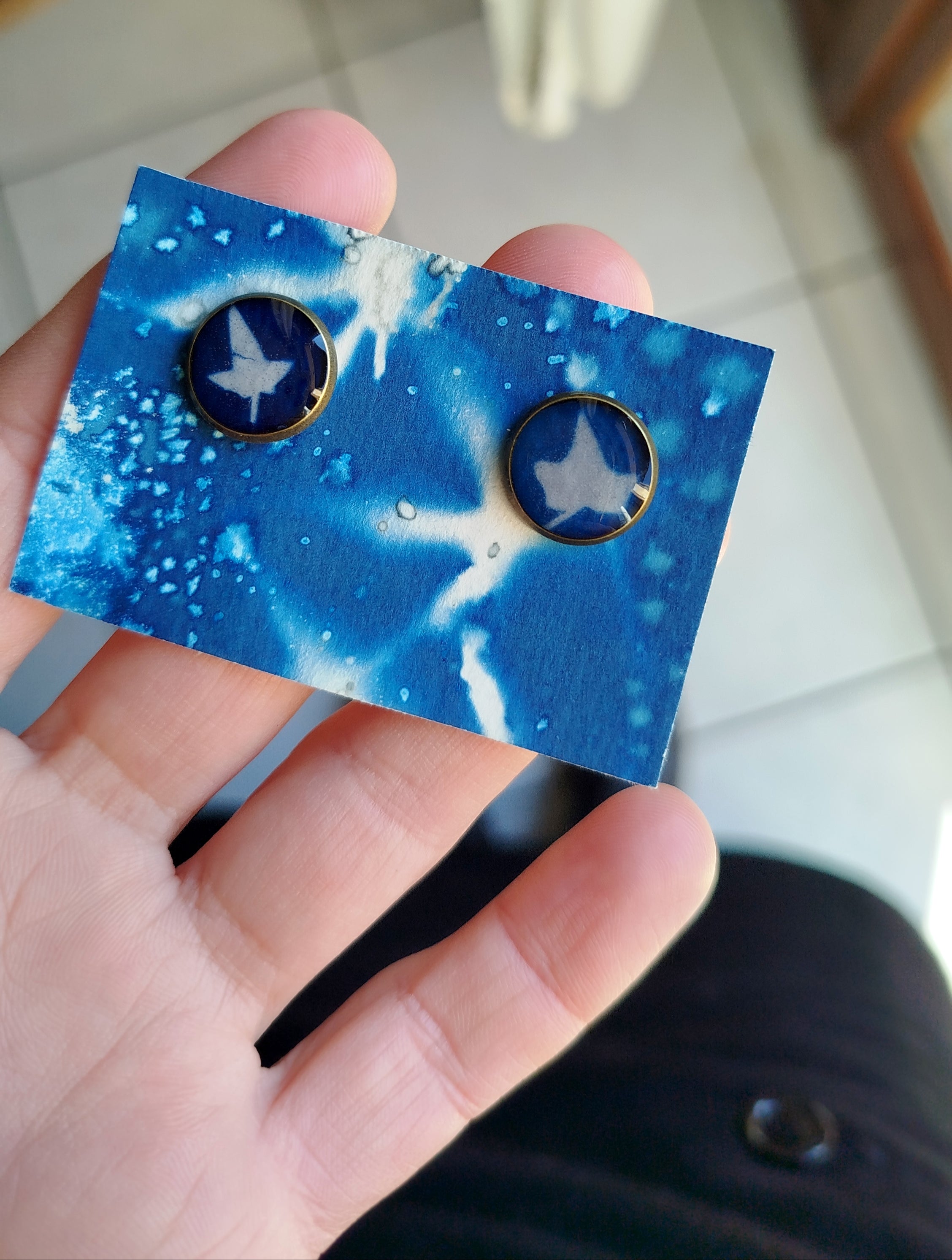 Orecchini a lobo con cianotipia di edera