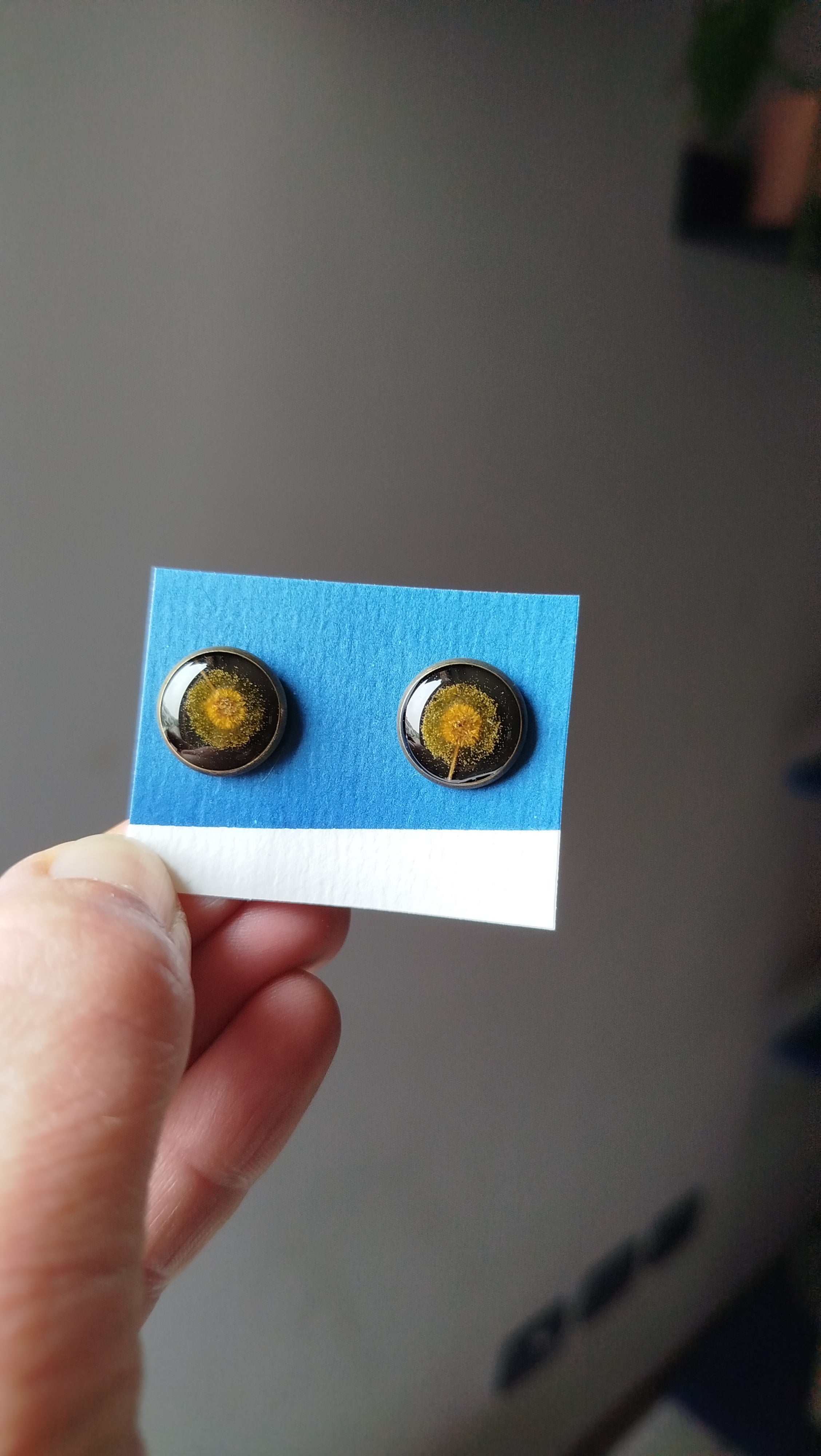 Orecchini a lobo con mimosa