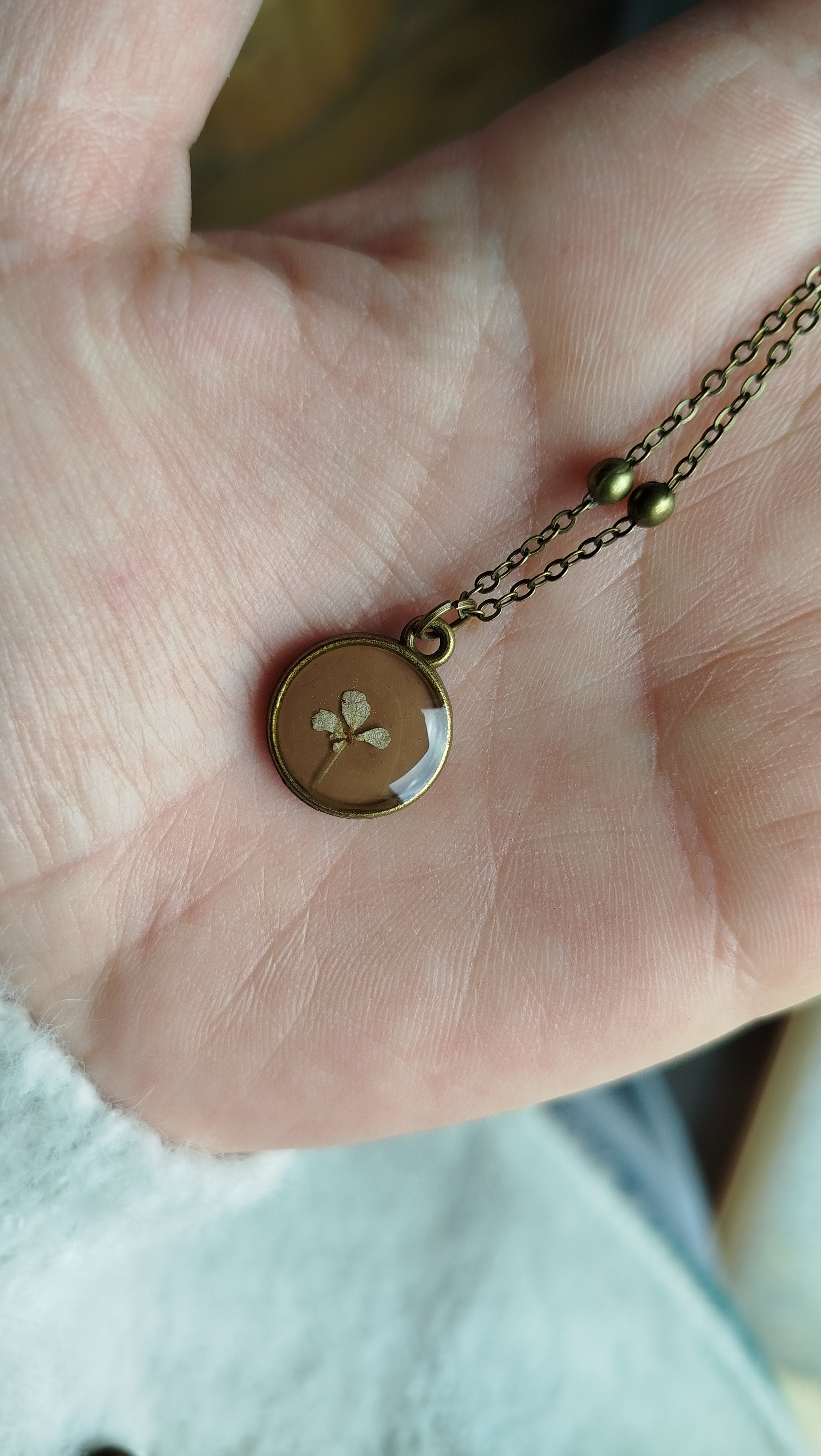 Ciondolo con carota selvatica