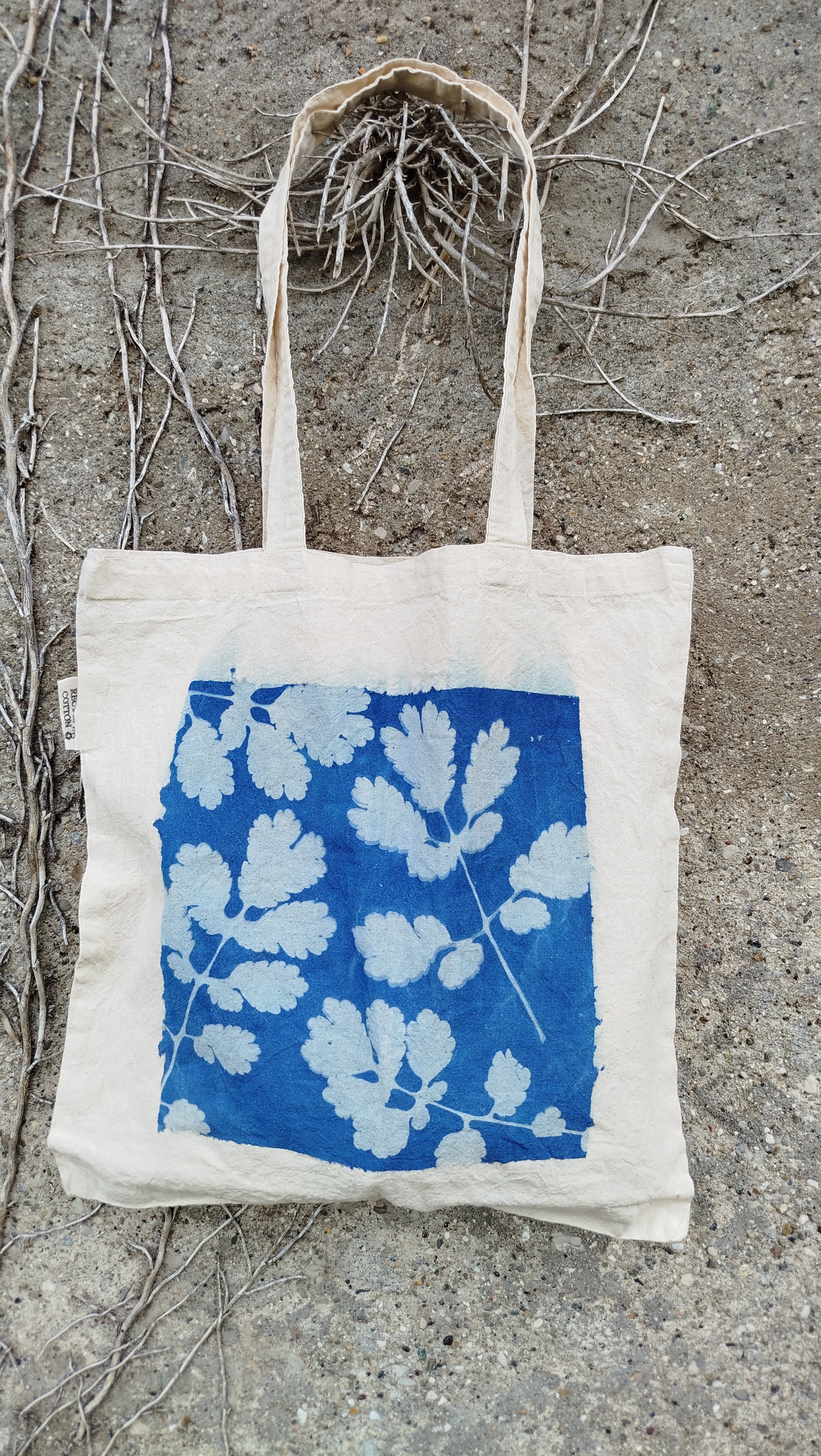 Shopper in cotone riciclato con cianotipia di celidonia