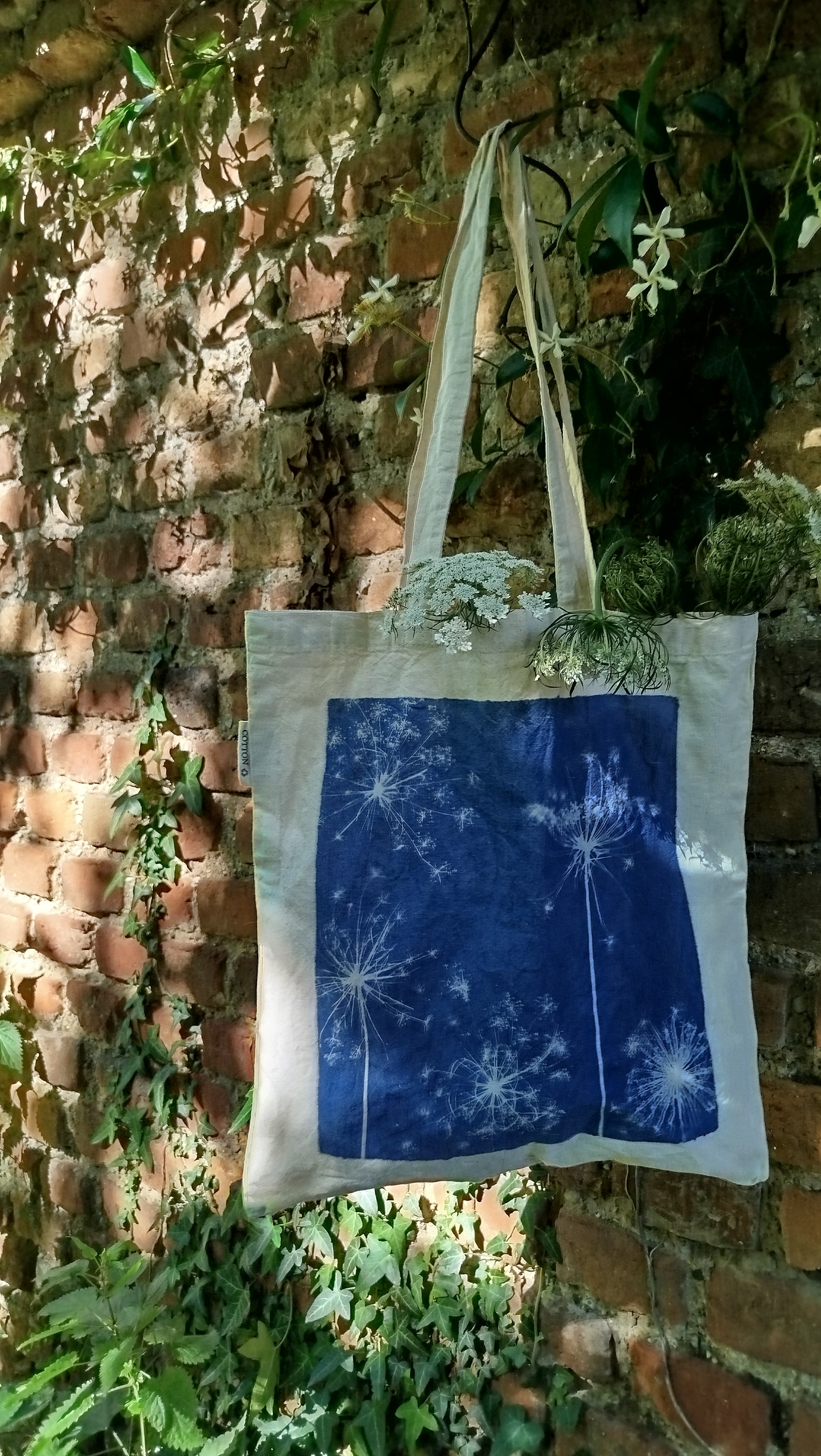 Shopper in cotone riciclato con cianotipia di carota selvatica