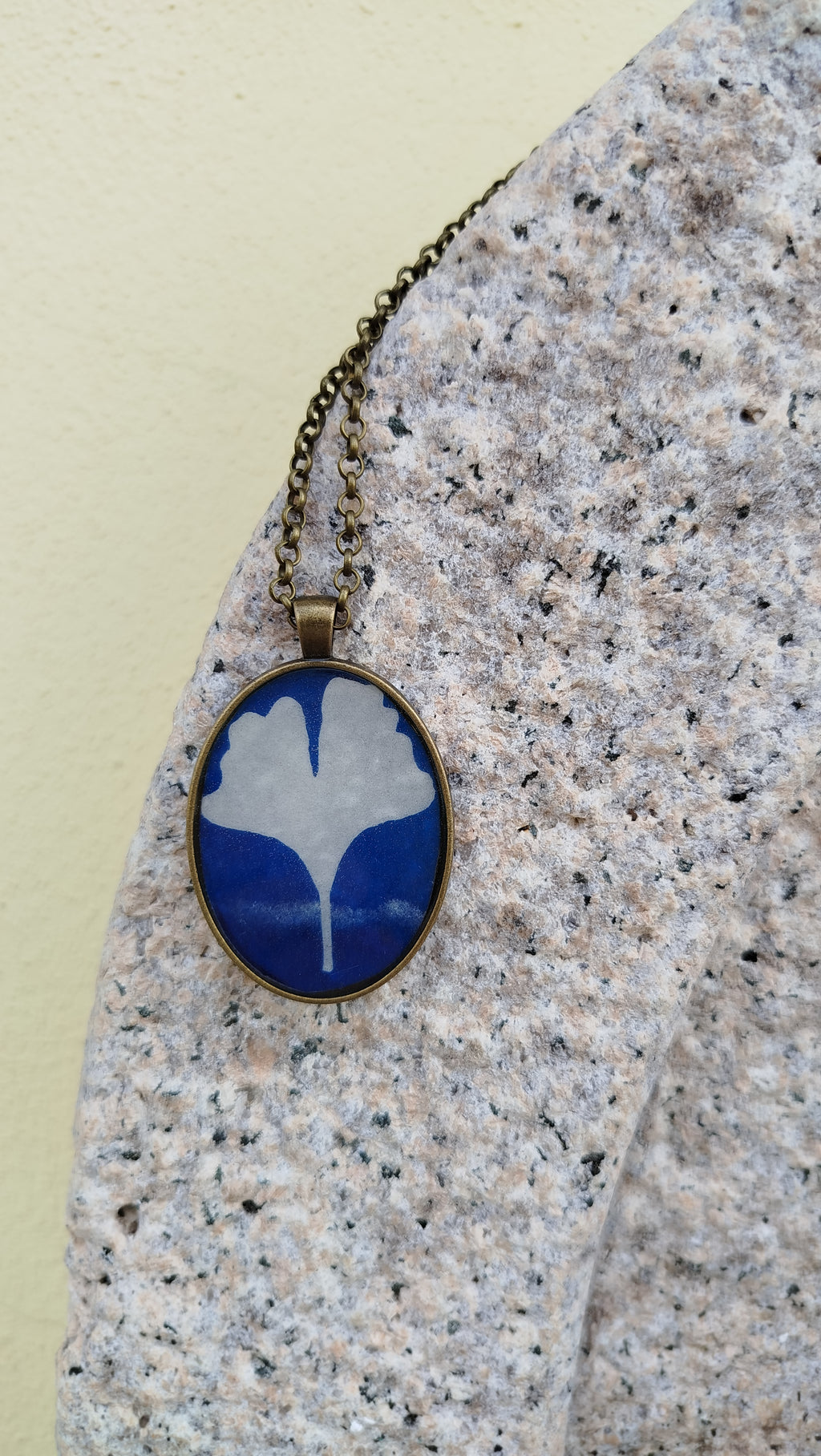 Ciondolo con cianotipia di ginkgo biloba