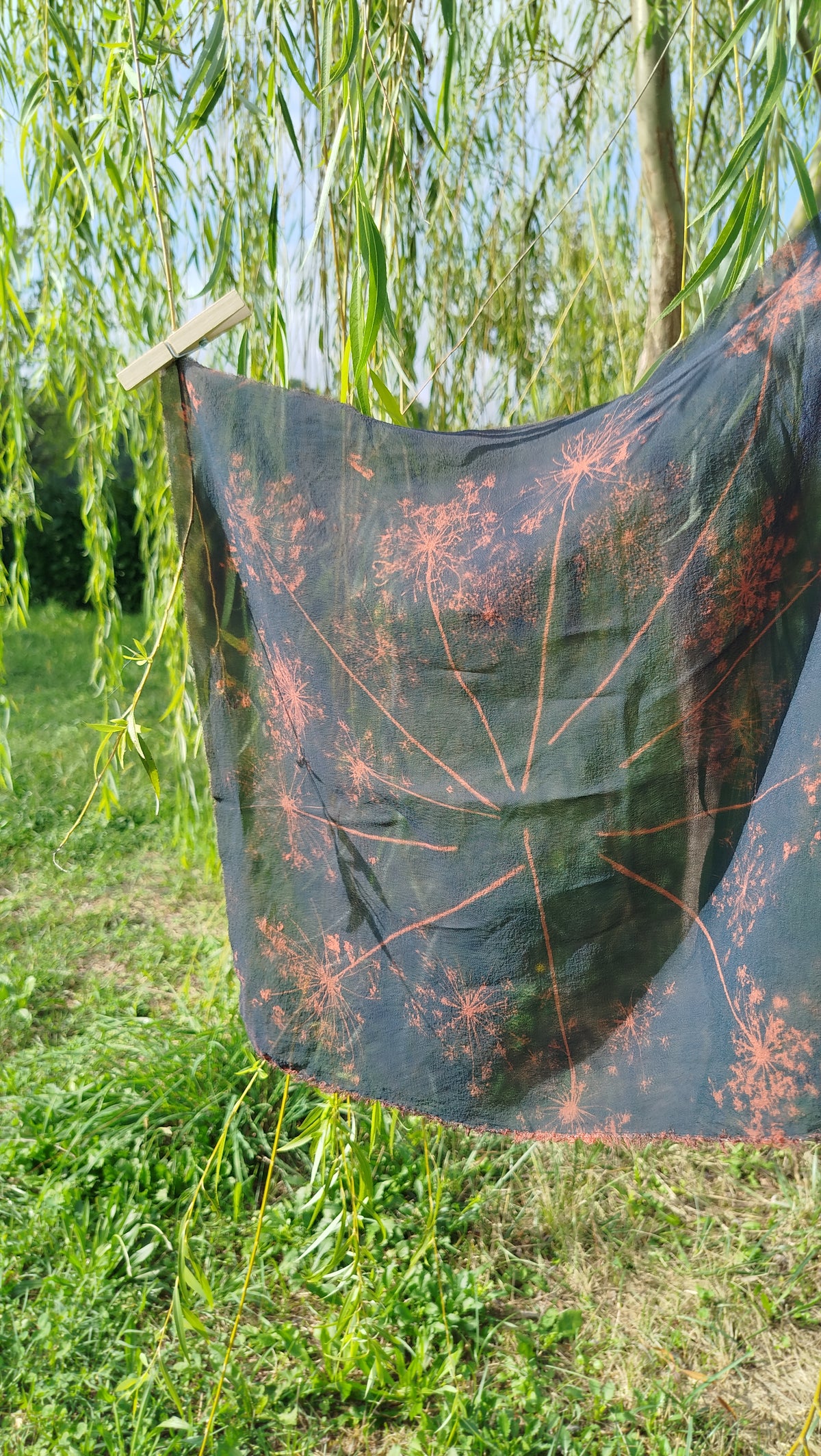 Foulard in seta con cianotipia di carota selvatica