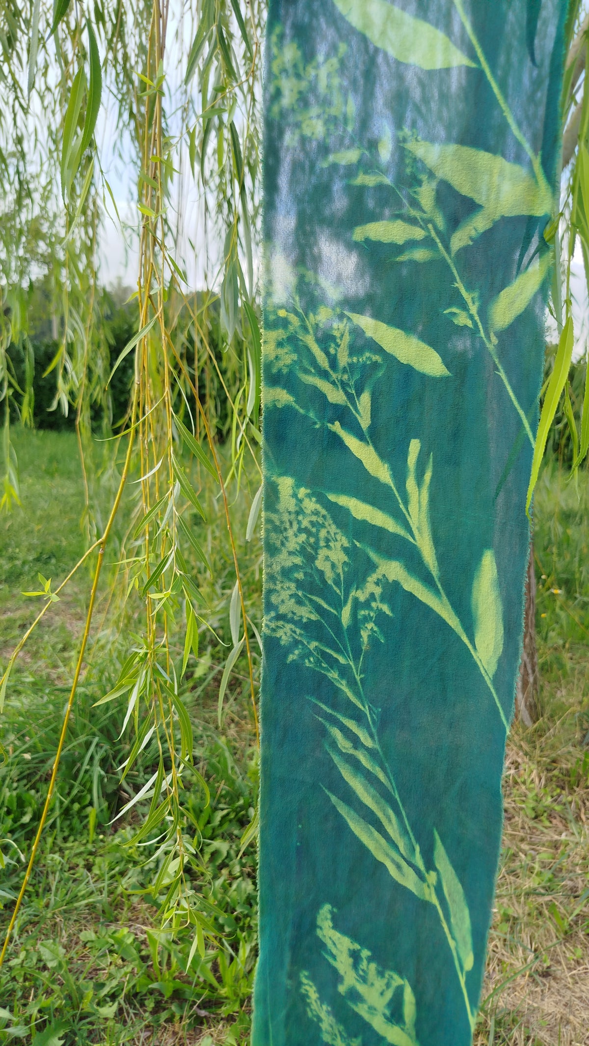 Sciarpetta in seta con cianotipia di solidago