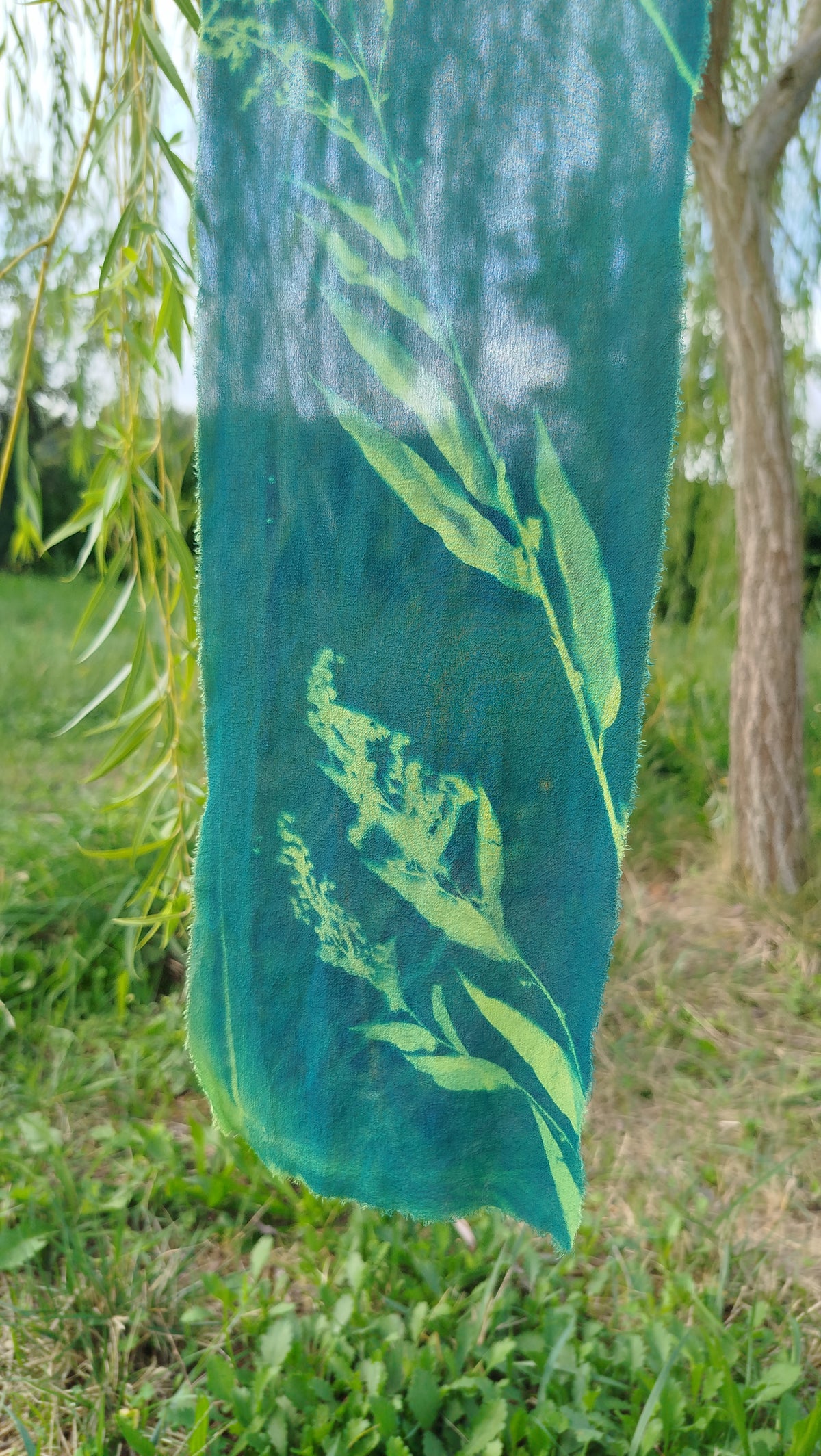 Sciarpetta in seta con cianotipia di solidago