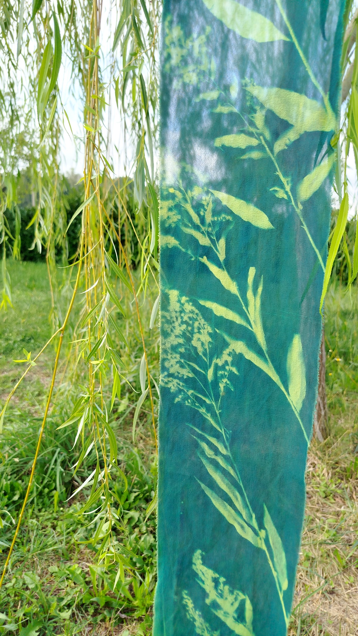 Sciarpetta in seta con cianotipia di solidago