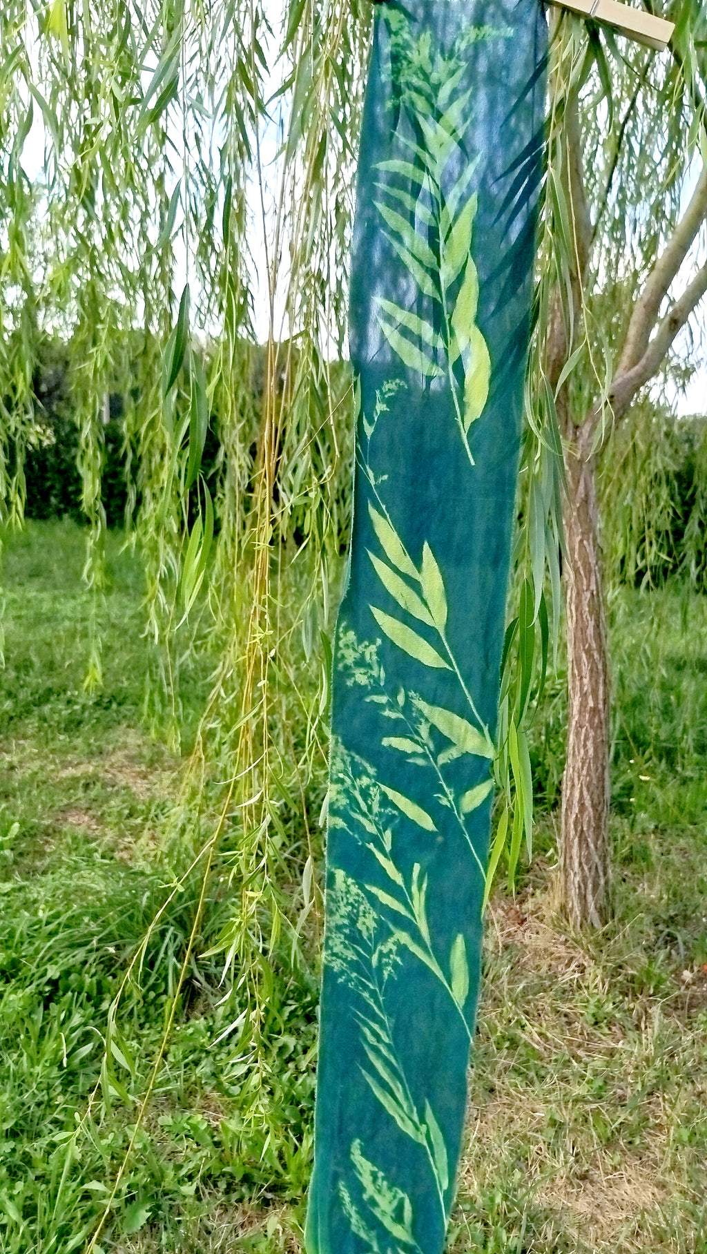 Sciarpetta in seta con cianotipia di solidago