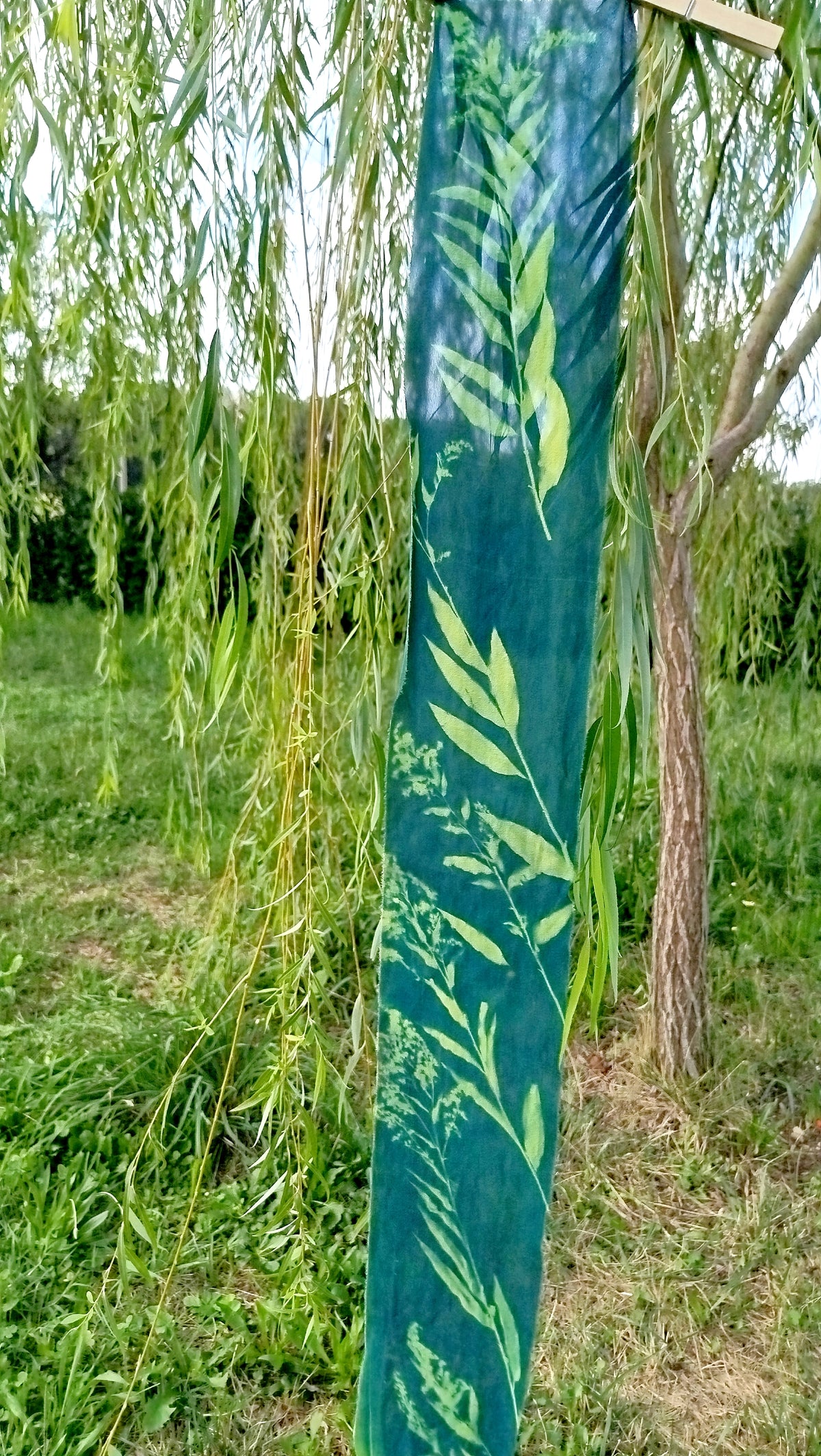 Sciarpetta in seta con cianotipia di solidago