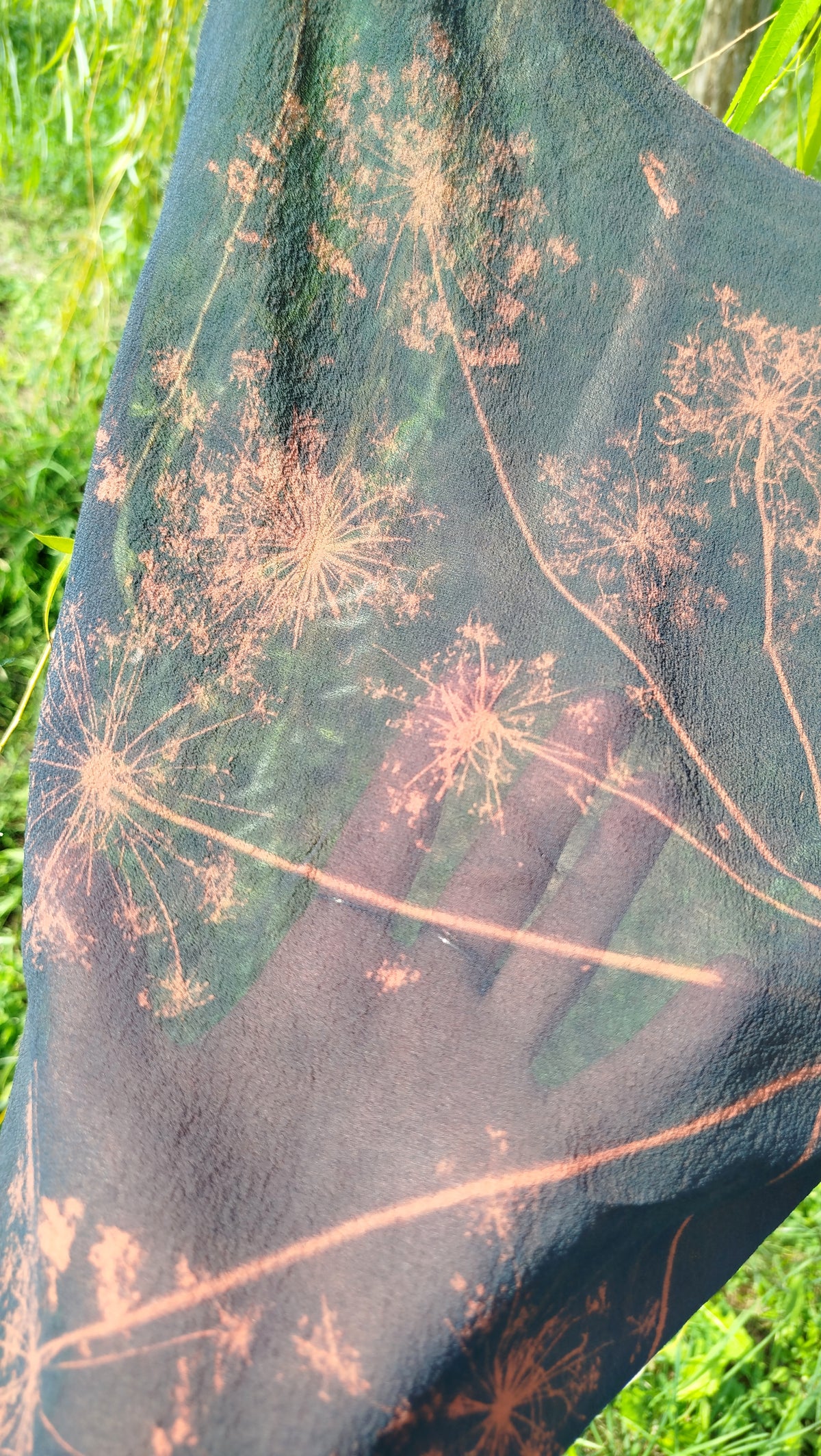 Foulard in seta con cianotipia di carota selvatica