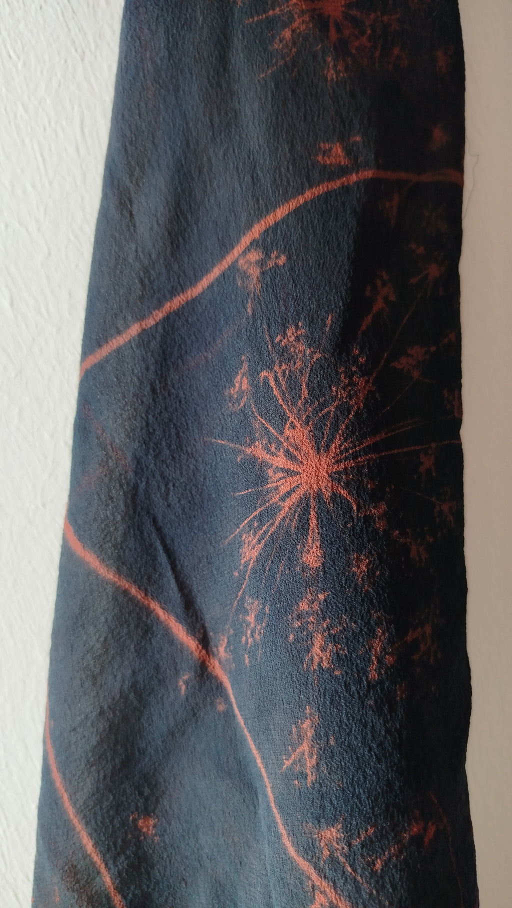 Foulard in seta con cianotipia di carota selvatica
