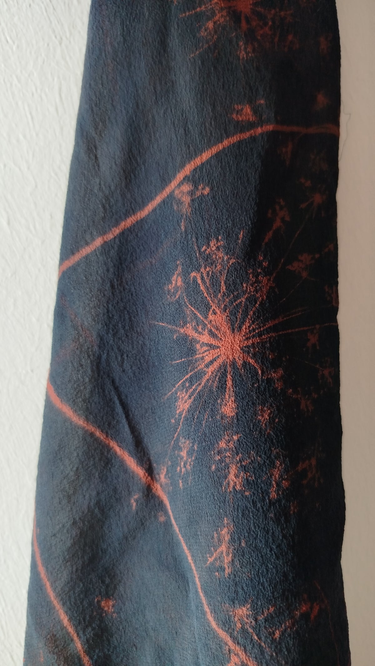 Foulard in seta con cianotipia di carota selvatica