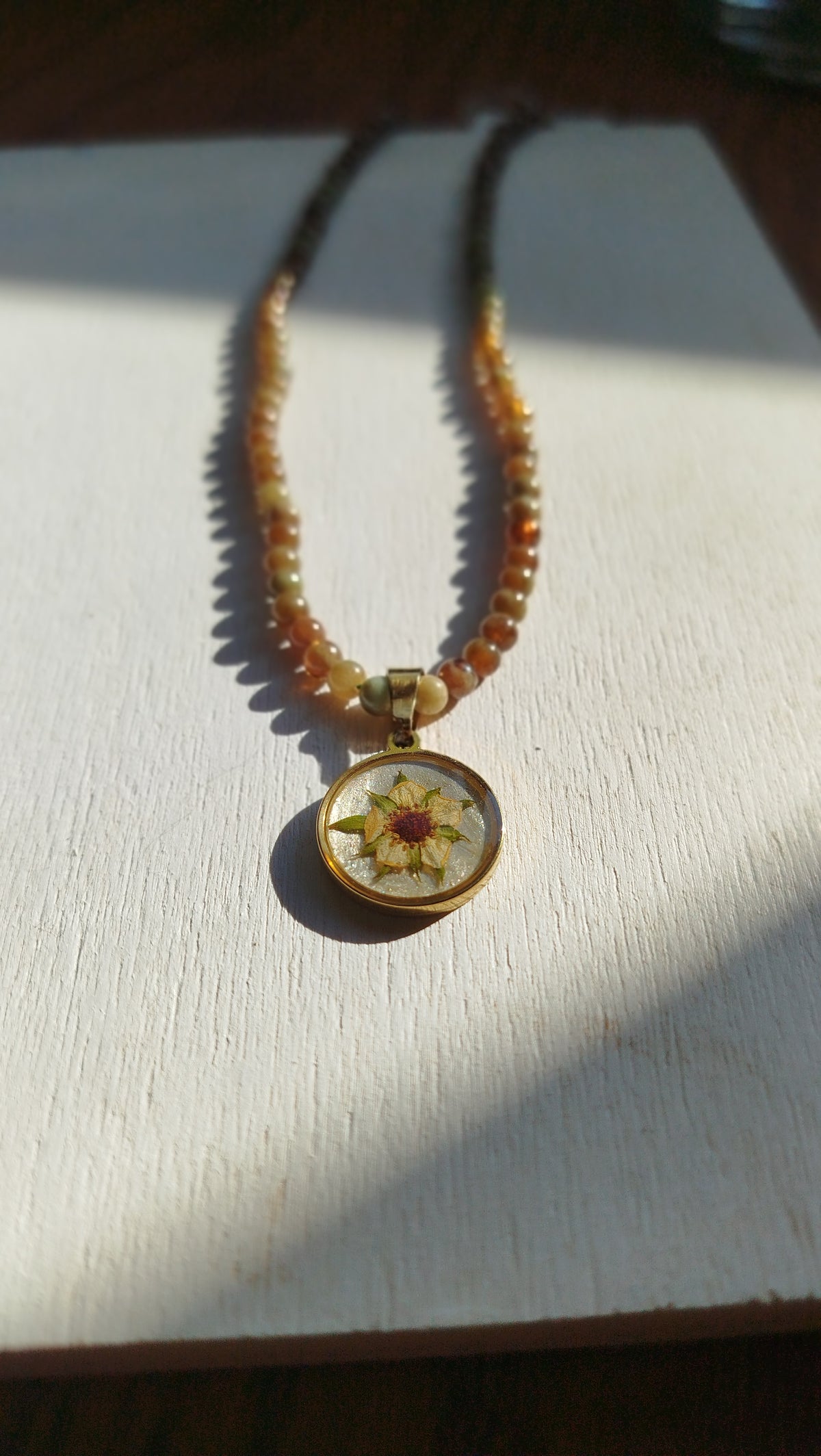 Collana con  fiore di fragola selvatica e pietre di granato verde