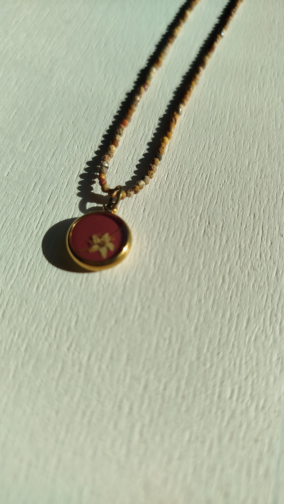 Collana con sambuco e pietre di diaspro paesaggio