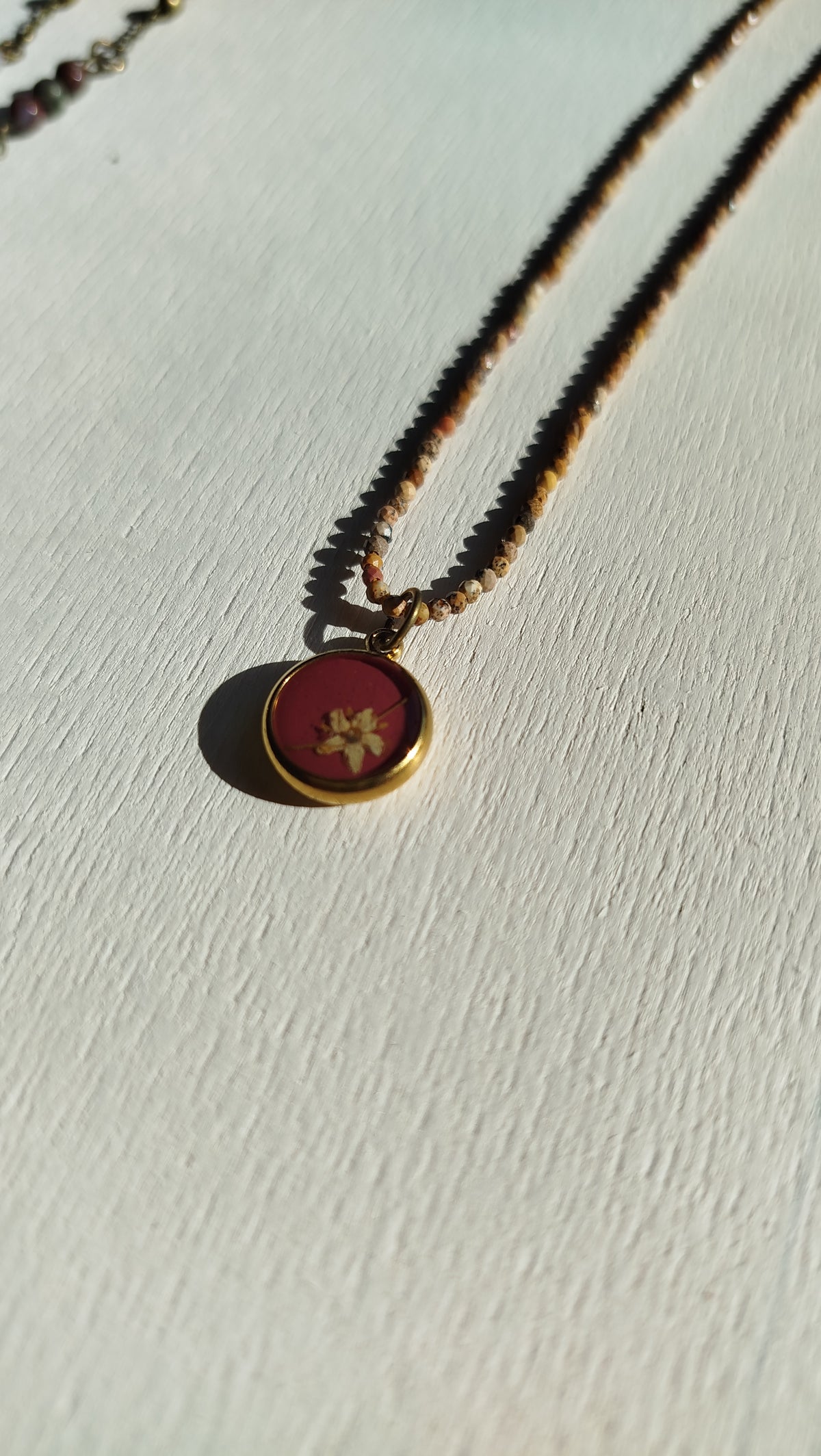 Collana con sambuco e pietre di diaspro paesaggio