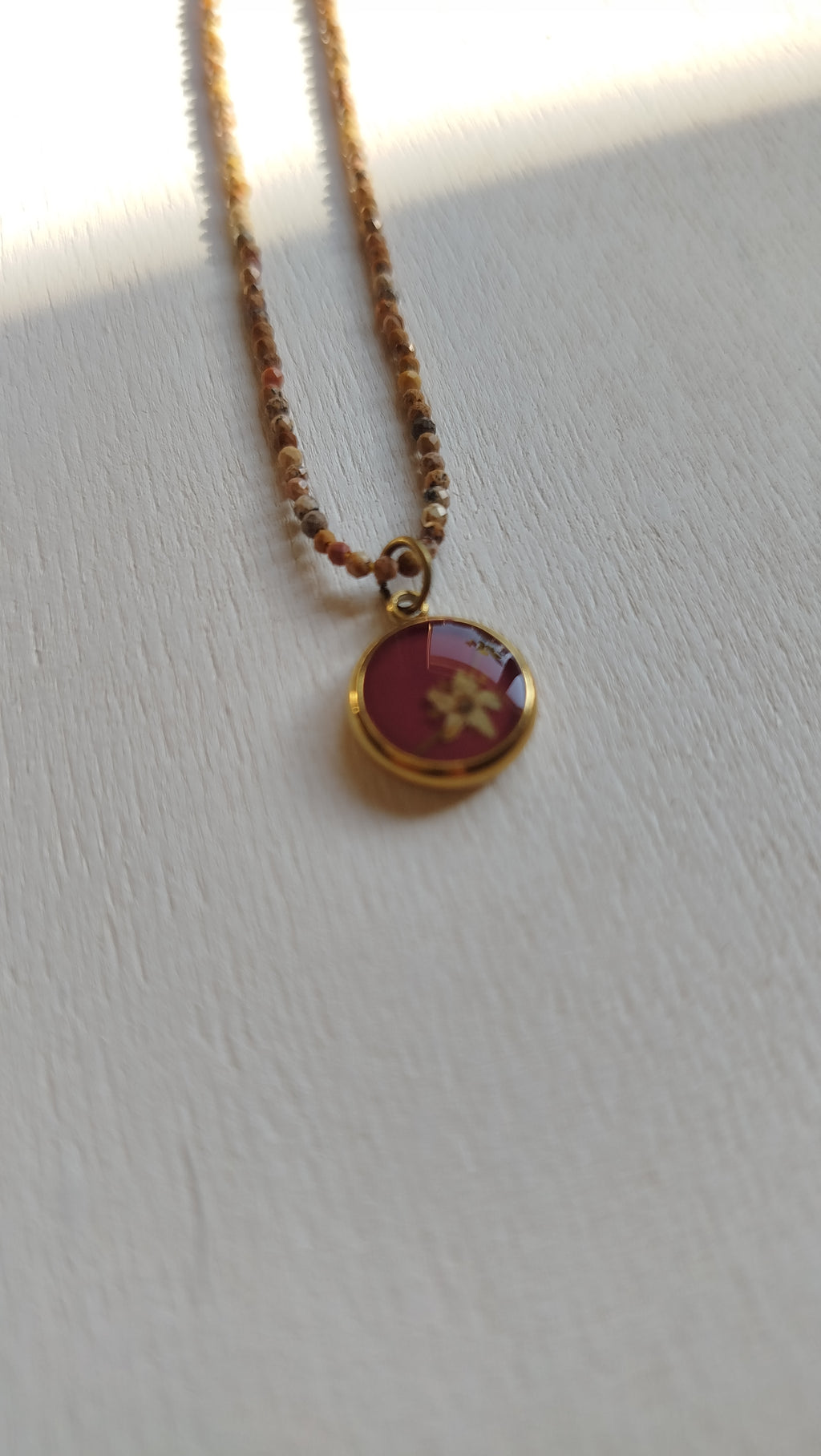 Collana con sambuco e pietre di diaspro paesaggio