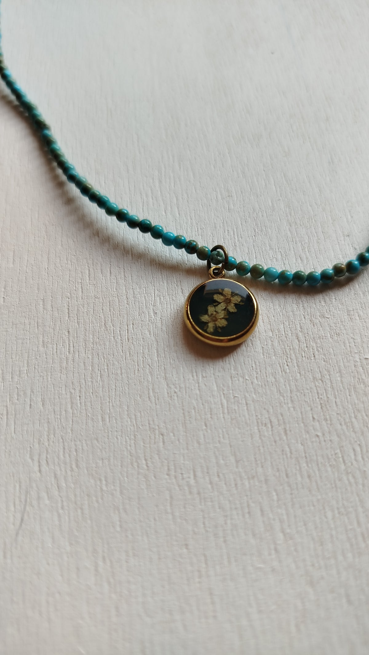 Collana con sambuco e pietre di magnesite