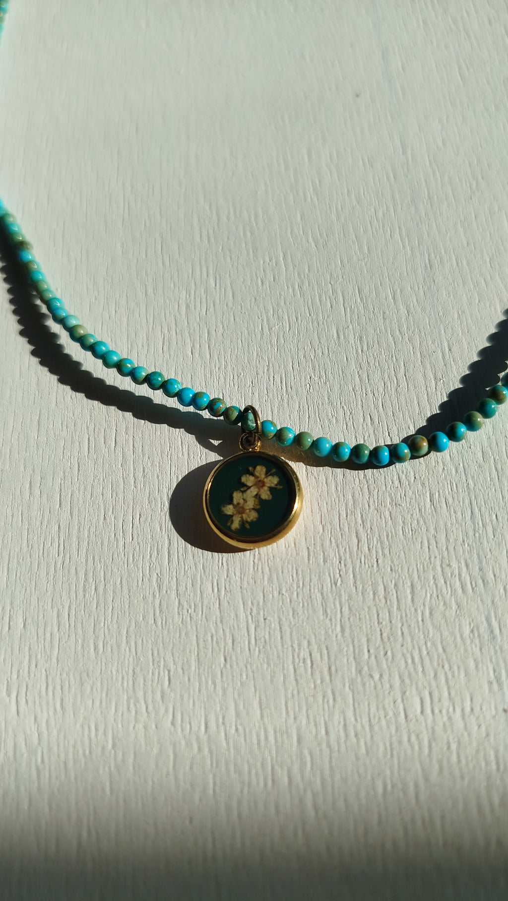 Collana con sambuco e pietre di magnesite