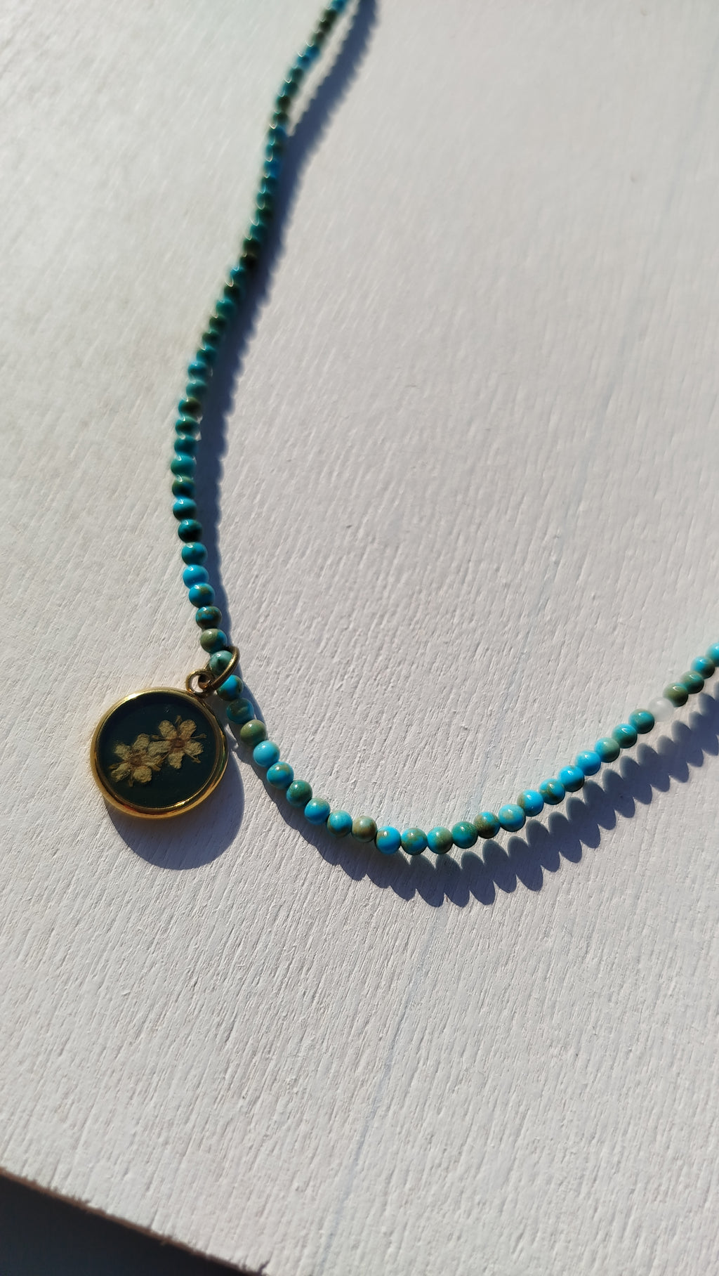 Collana con sambuco e pietre di magnesite