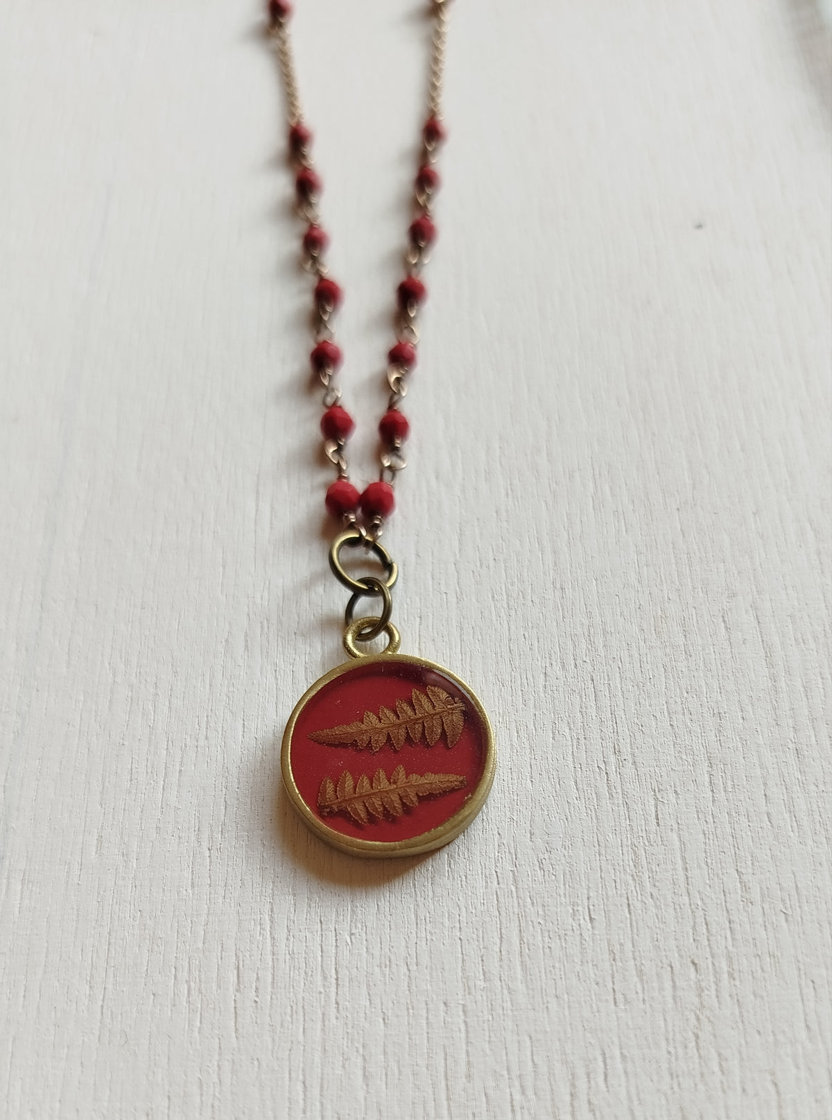 Collana con perline rosse e felce