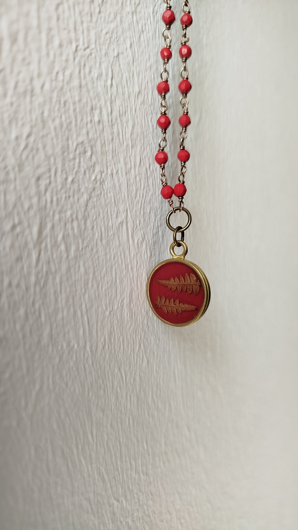 Collana con perline rosse e felce