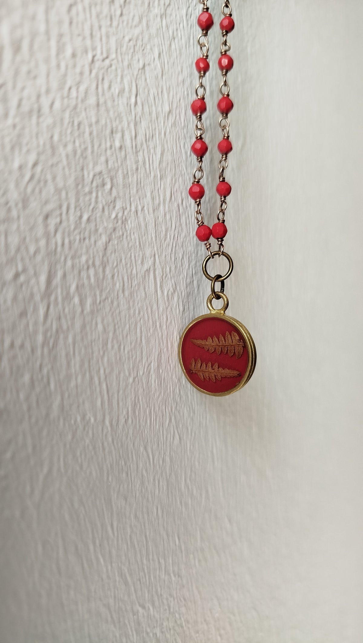 Collana con perline rosse e felce