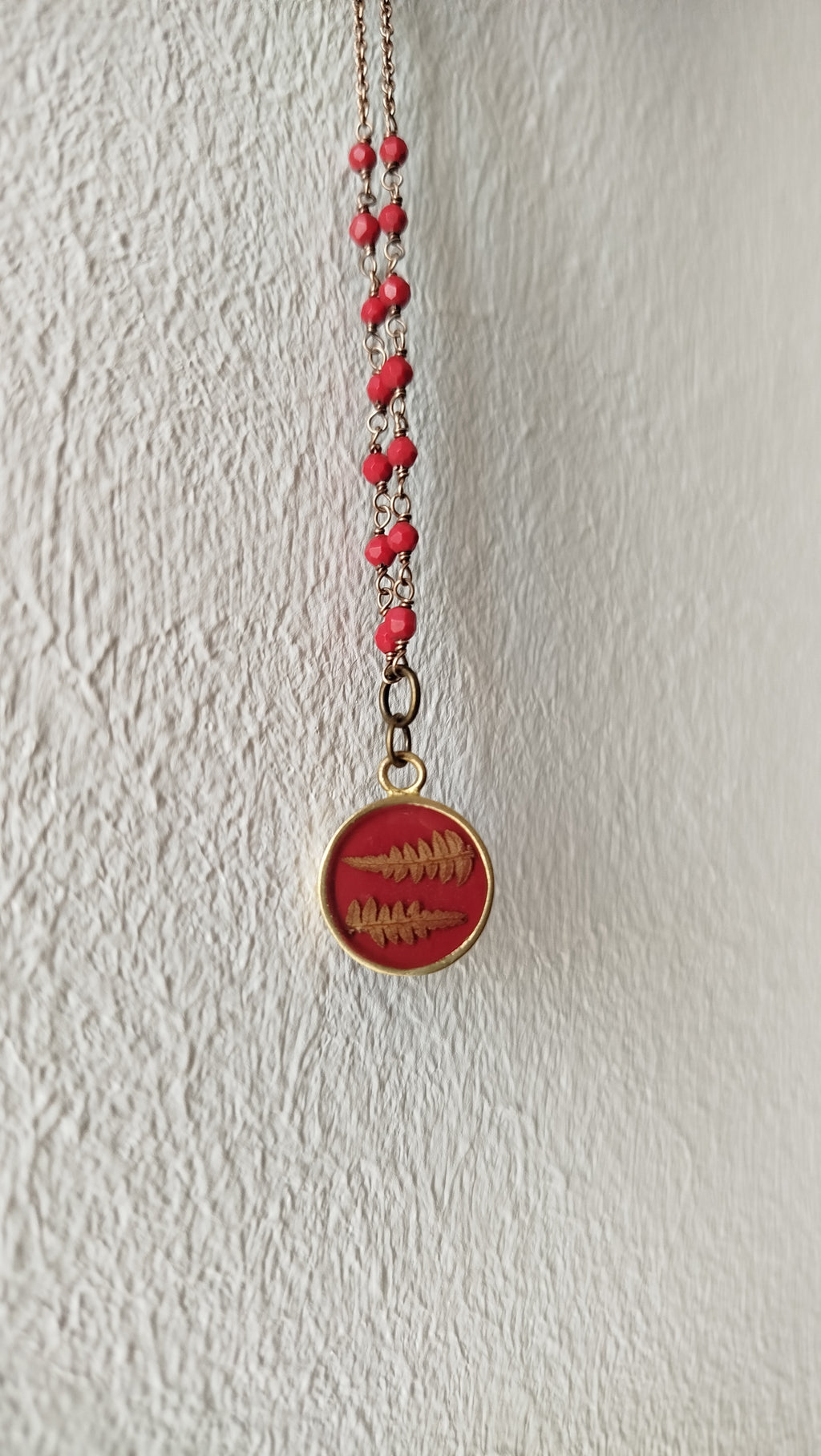 Collana con perline rosse e felce