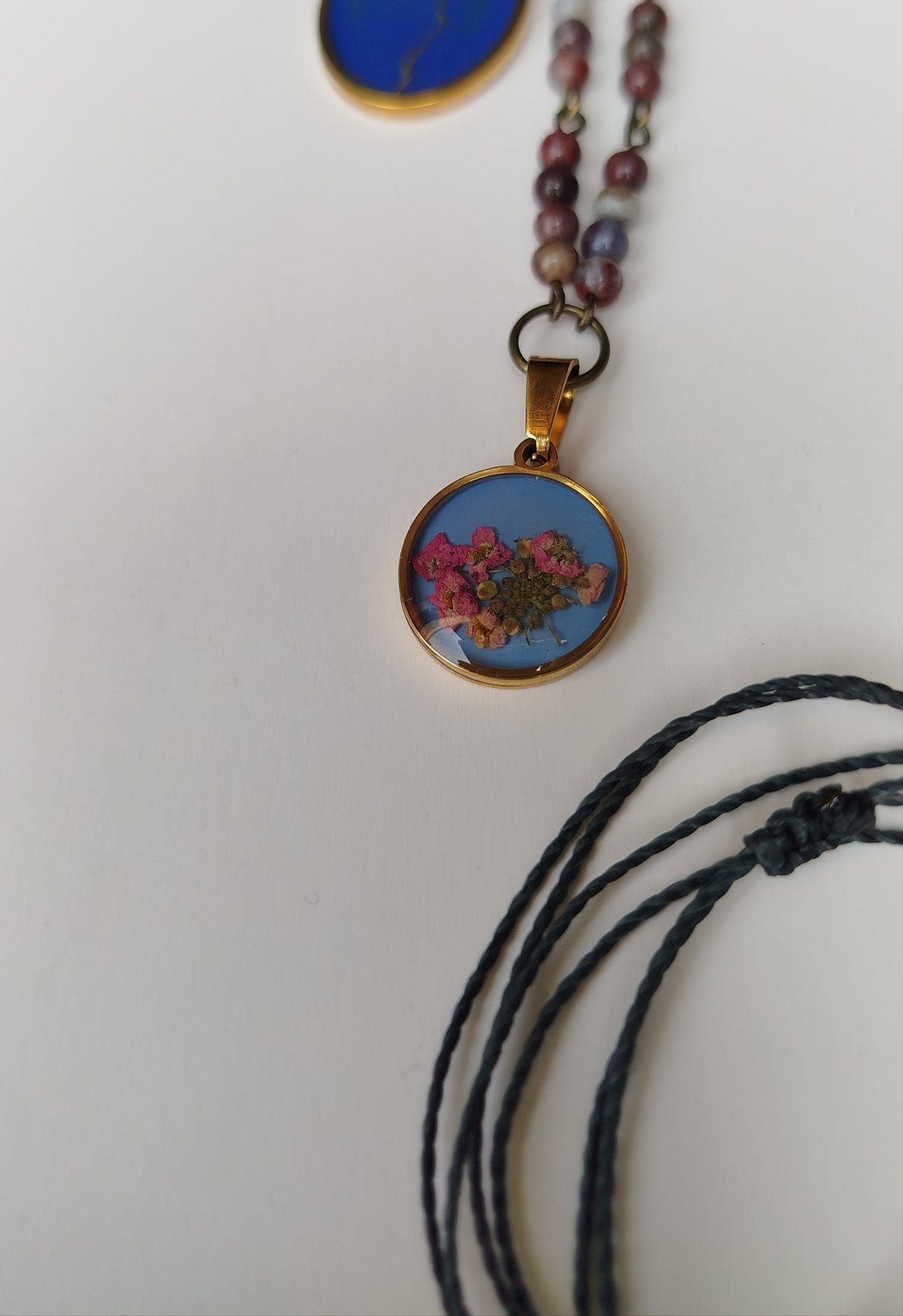Collana con pietre di agata sangue e fiori di alisso
