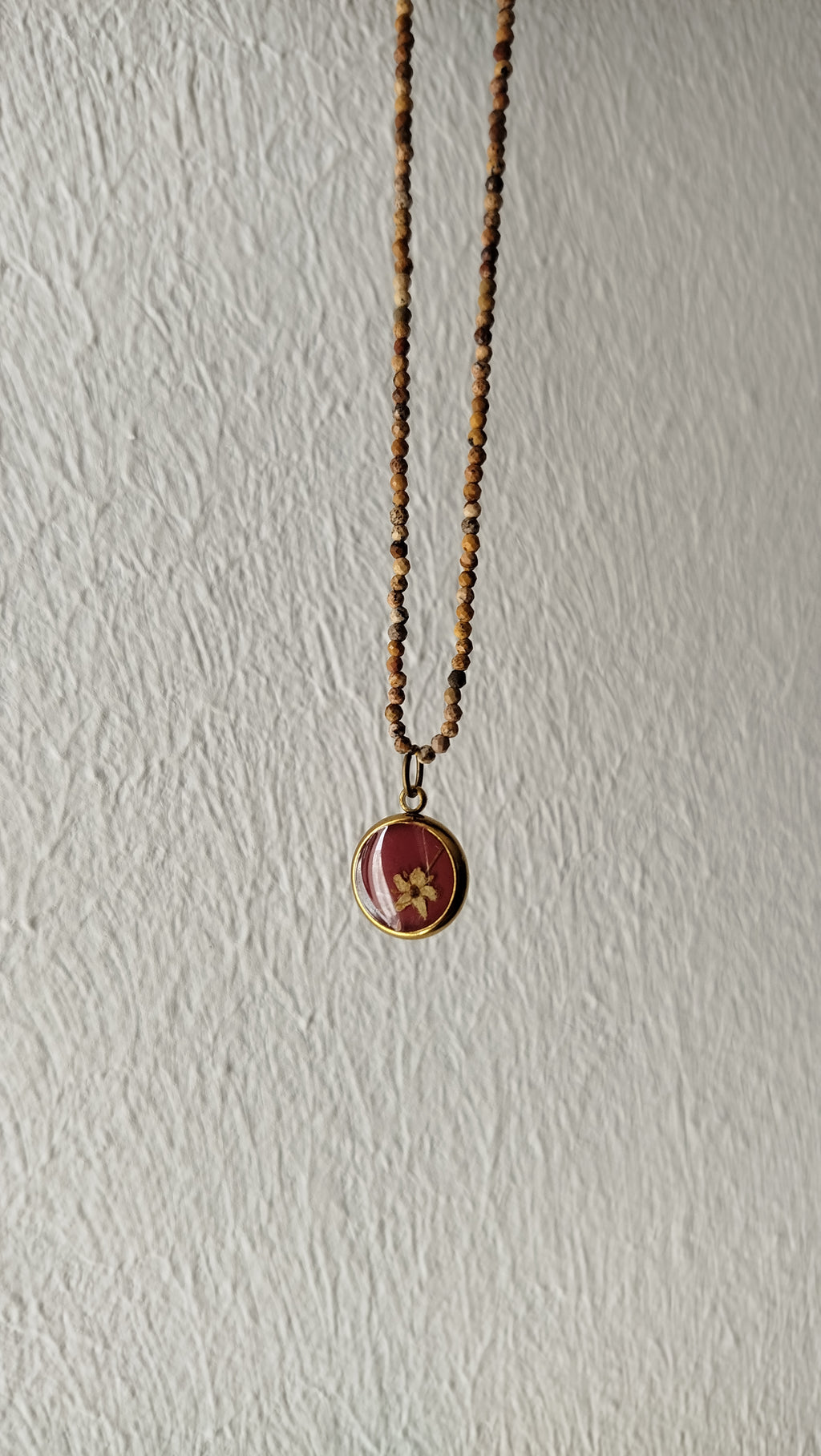 Collana con sambuco e pietre di diaspro paesaggio