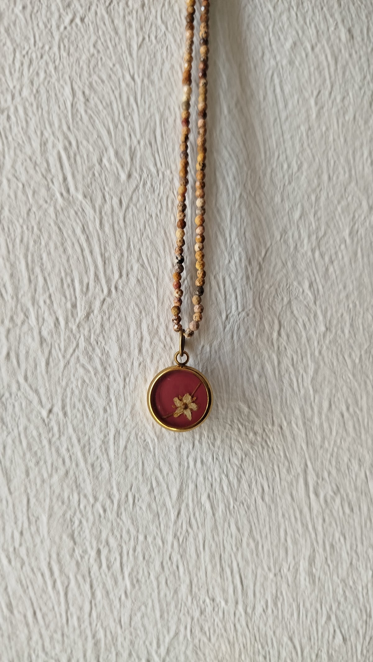 Collana con sambuco e pietre di diaspro paesaggio