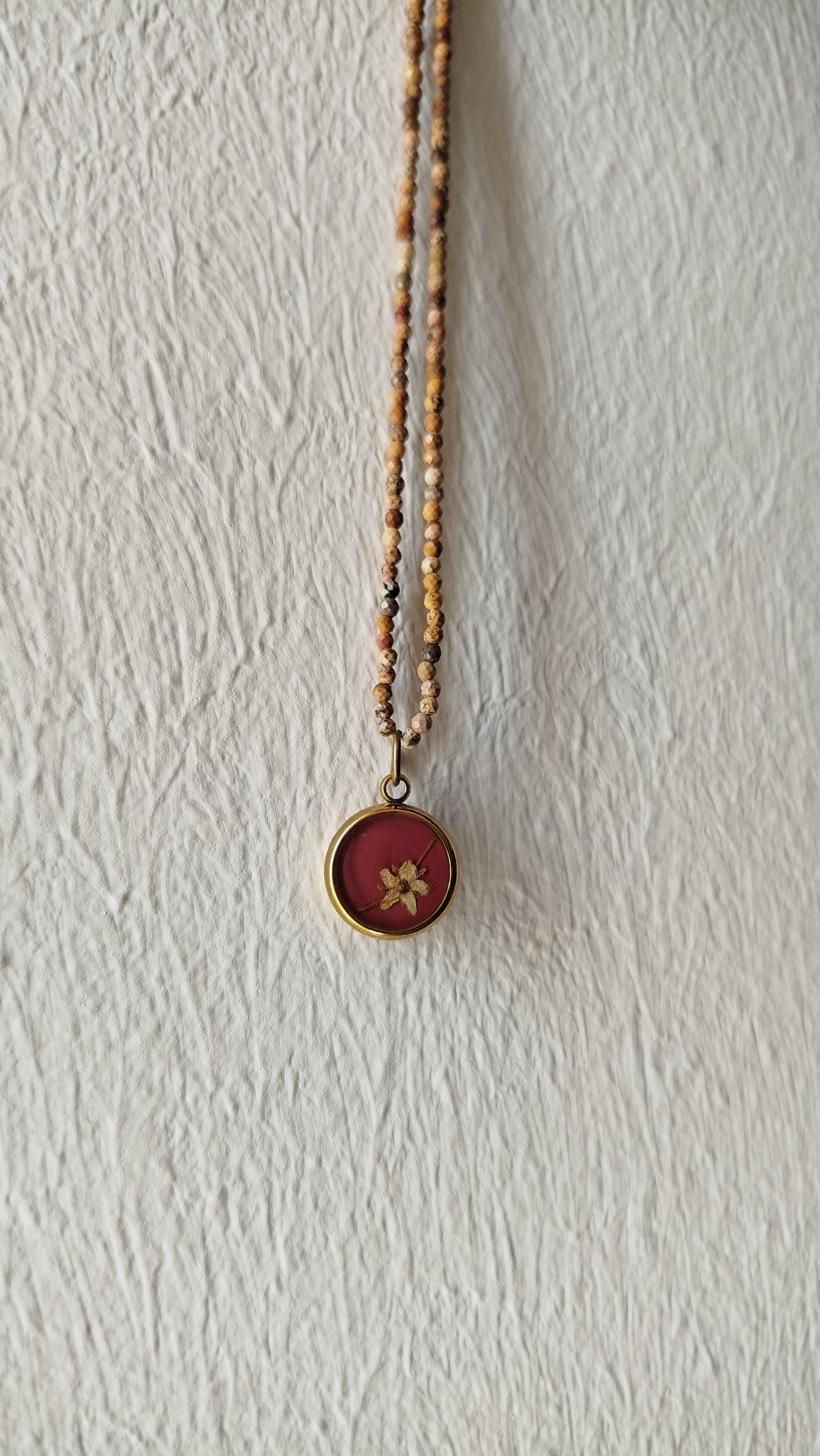 Collana con sambuco e pietre di diaspro paesaggio