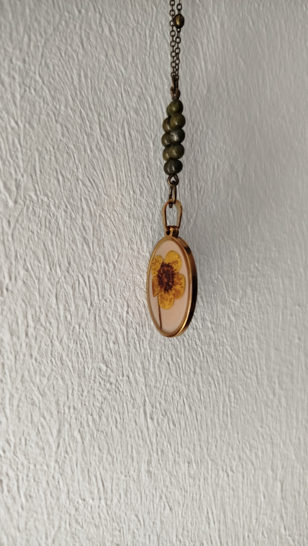 Collana con botton d'oro e pietre di epidoto