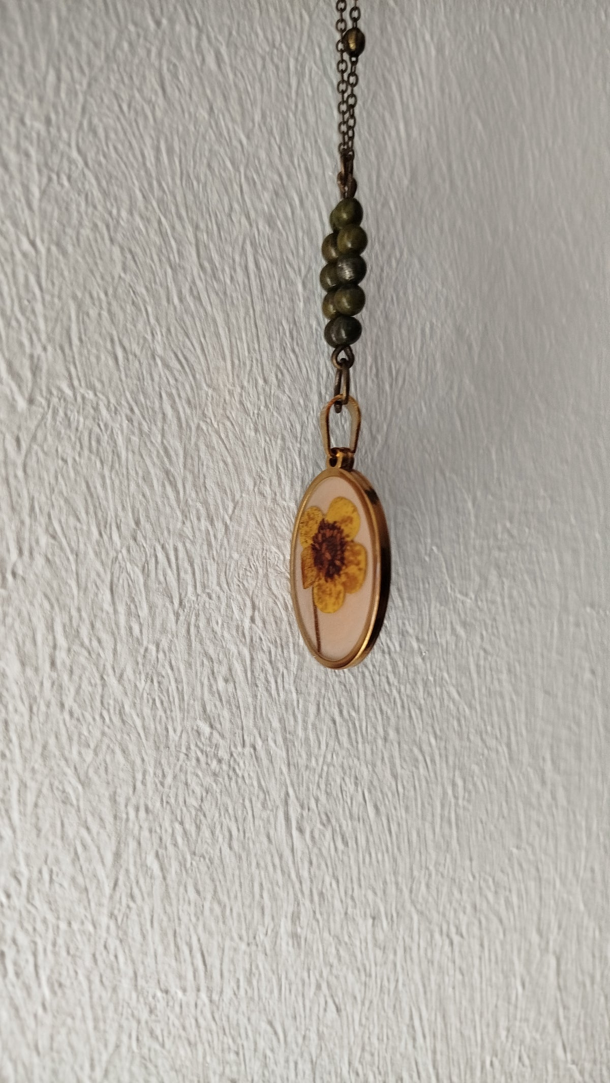 Collana con botton d'oro e pietre di epidoto
