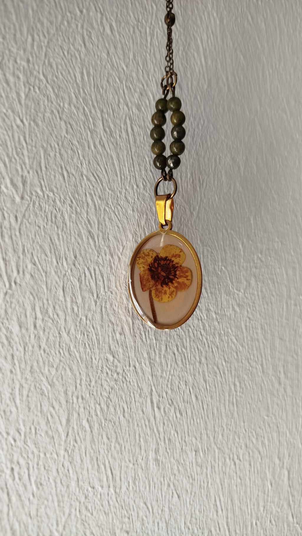 Collana con botton d'oro e pietre di epidoto