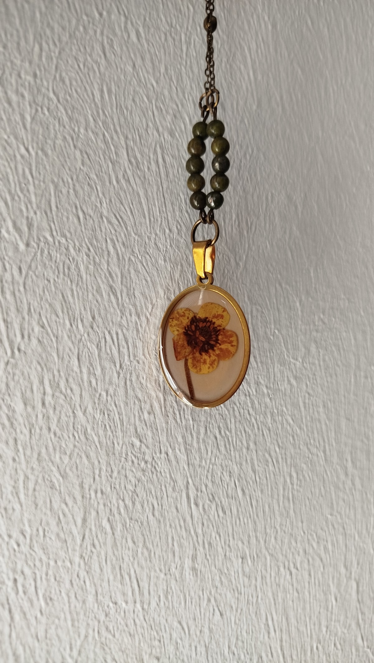 Collana con botton d'oro e pietre di epidoto