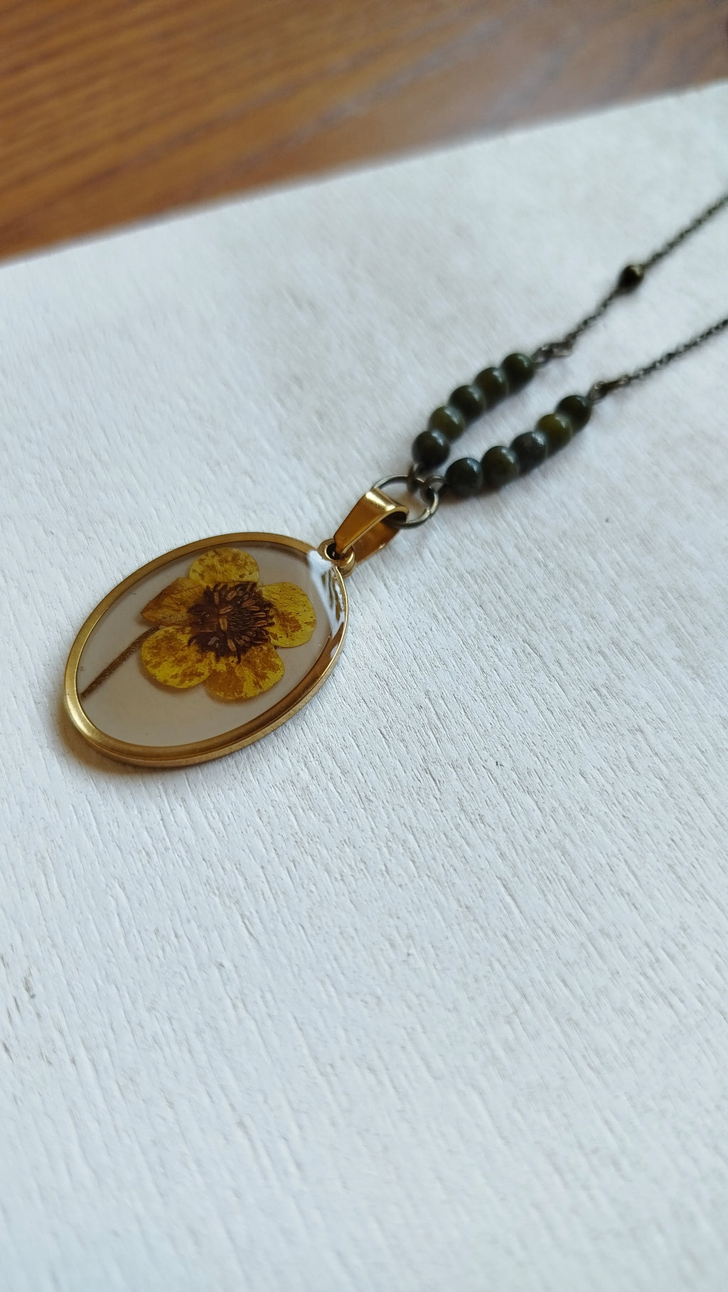 Collana con botton d'oro e pietre di epidoto