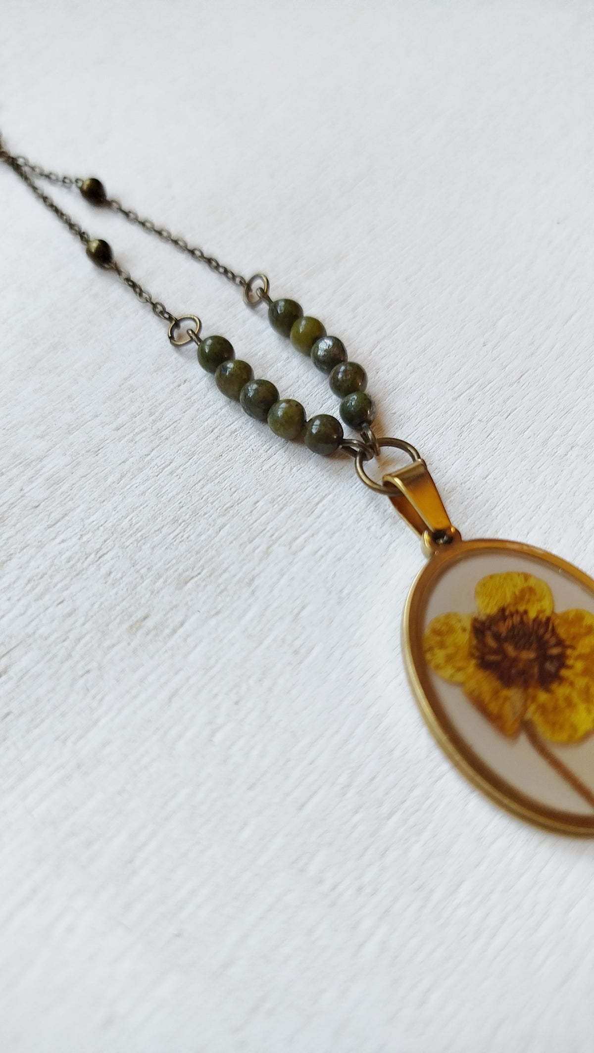Collana con botton d'oro e pietre di epidoto