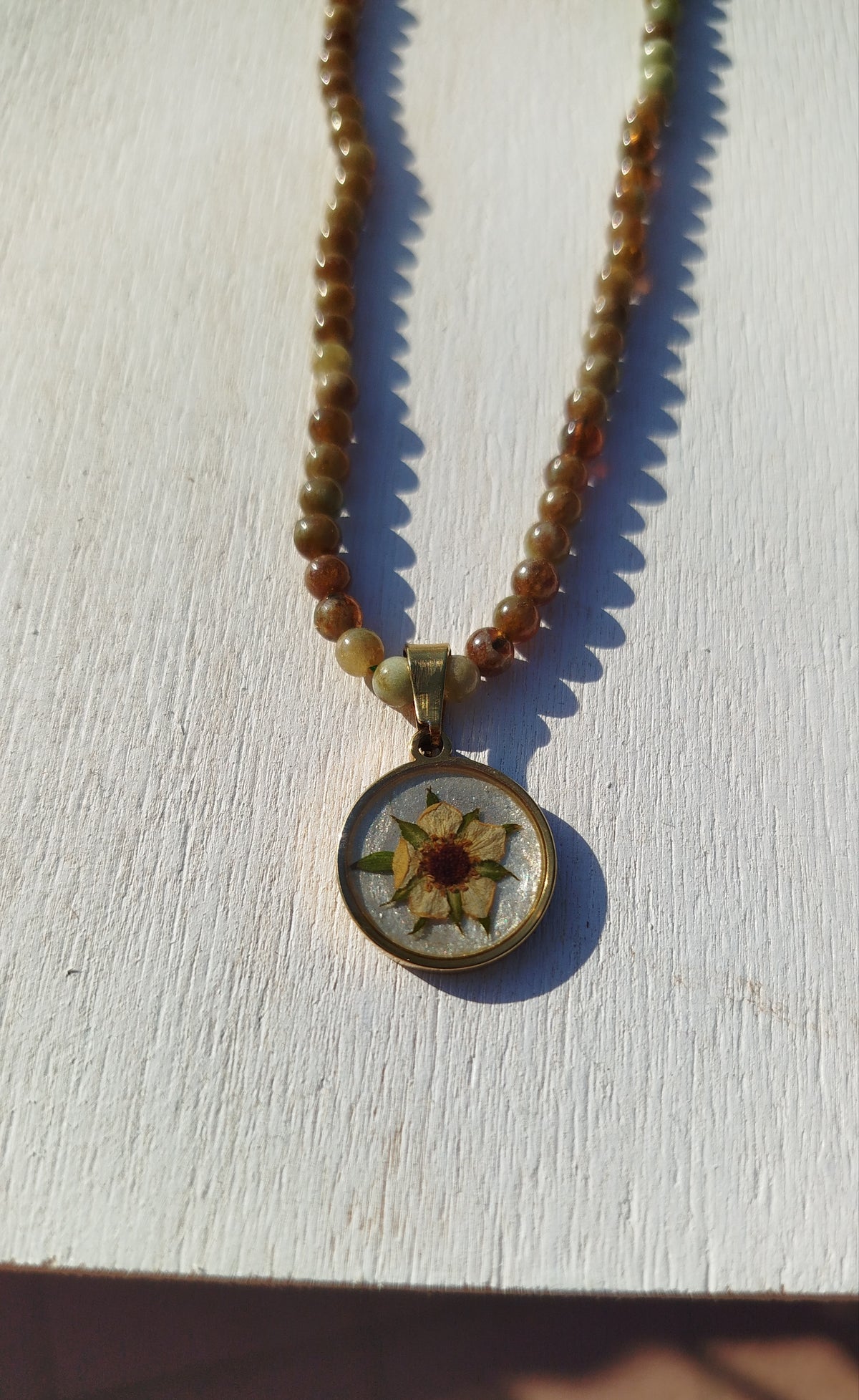Collana con  fiore di fragola selvatica e pietre di granato verde