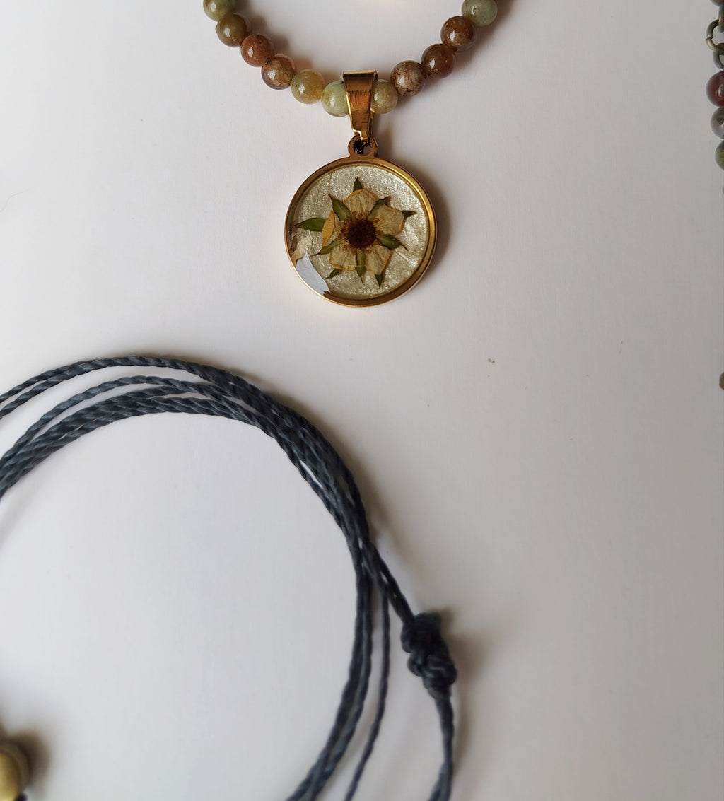 Collana con  fiore di fragola selvatica e pietre di granato verde